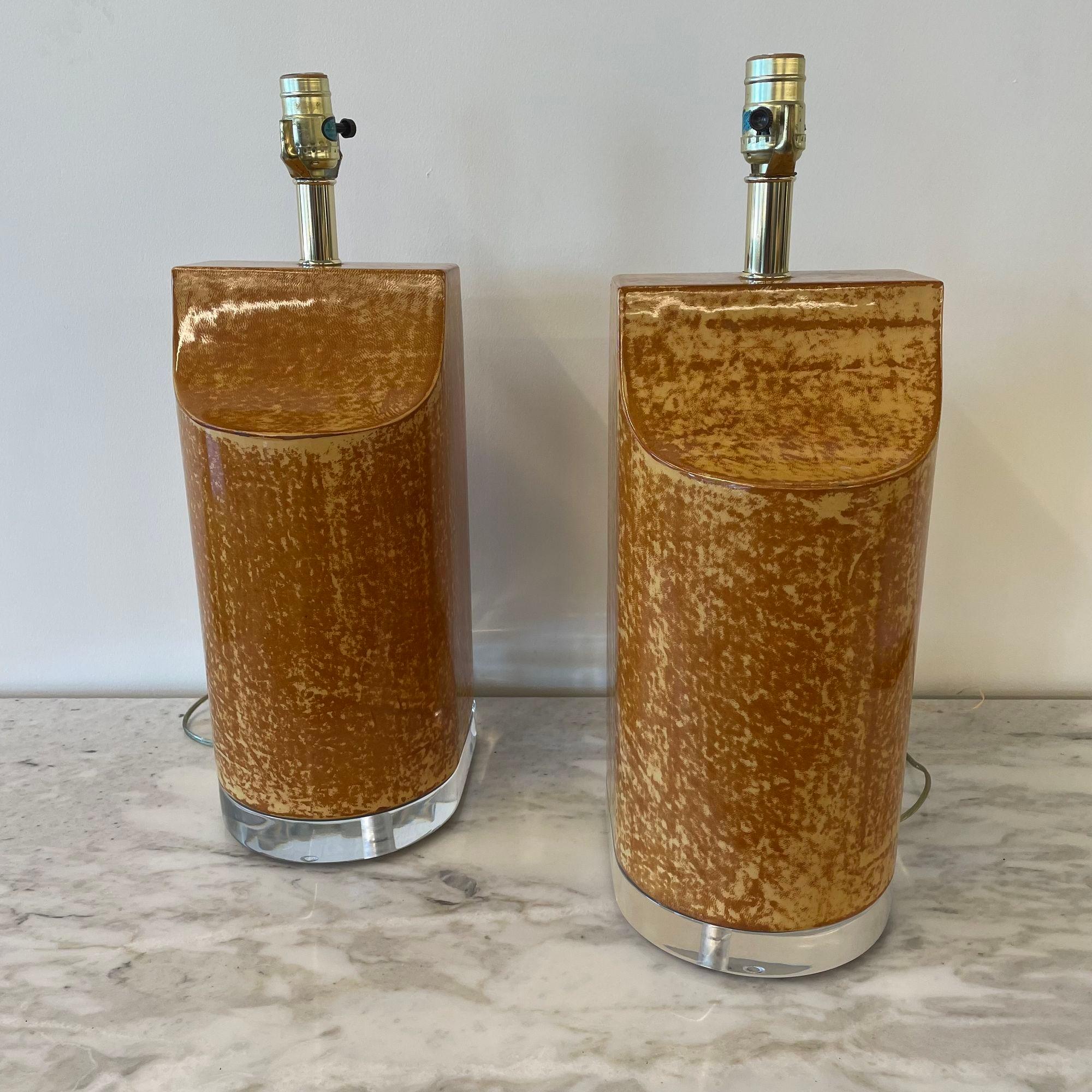 Paire de lampes de table modernes du milieu du siècle dernier, en peau de chèvre et Lucite avec des montures en laiton, 


Paire de lampes de table modernes de style Karl Springer décorées de peau de chèvre sur d'épais socles en Lucite, hauteur