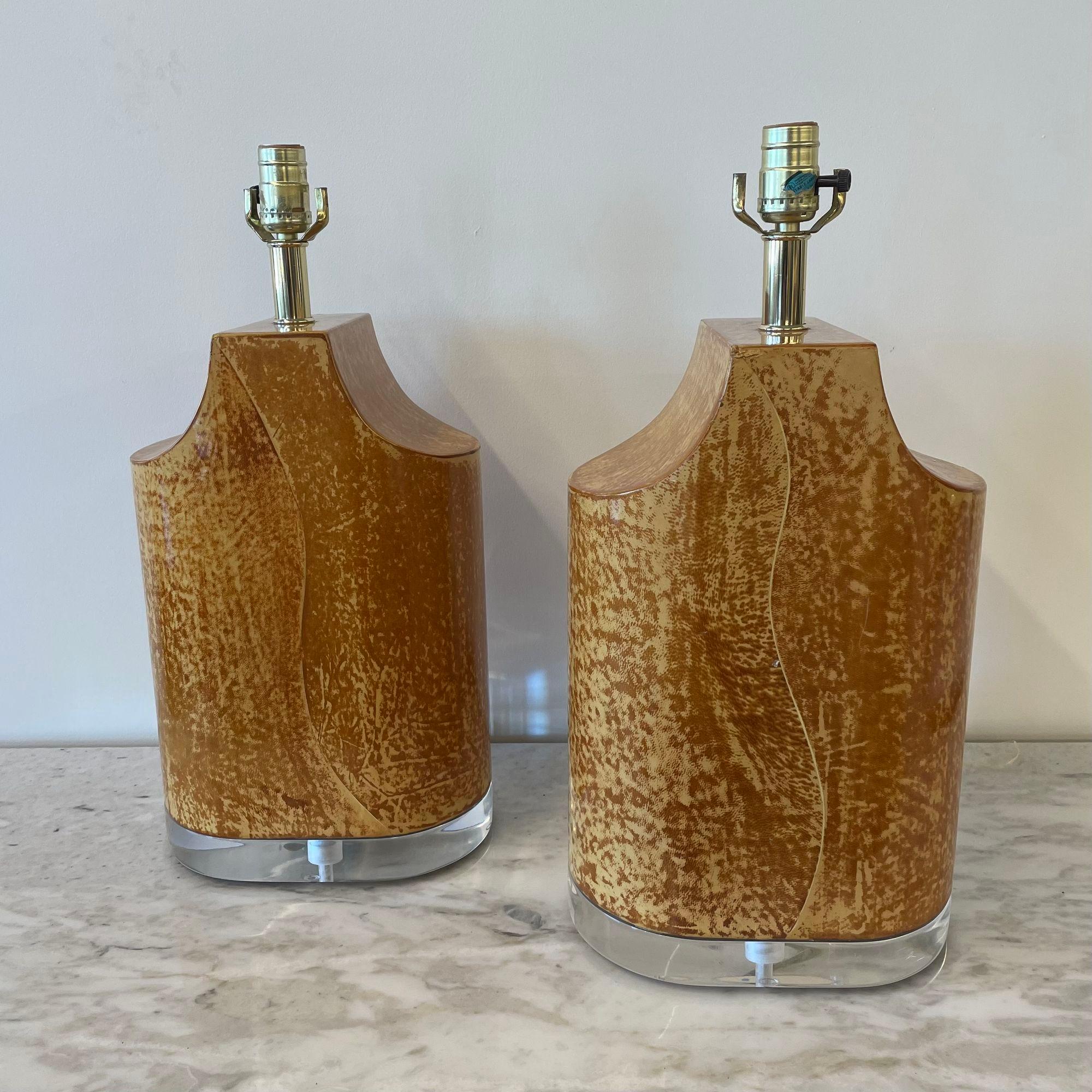 Américain Paire de lampes de bureau modernes du milieu du siècle dernier, en peau de chèvre et lucite, de style Karl Springer en vente