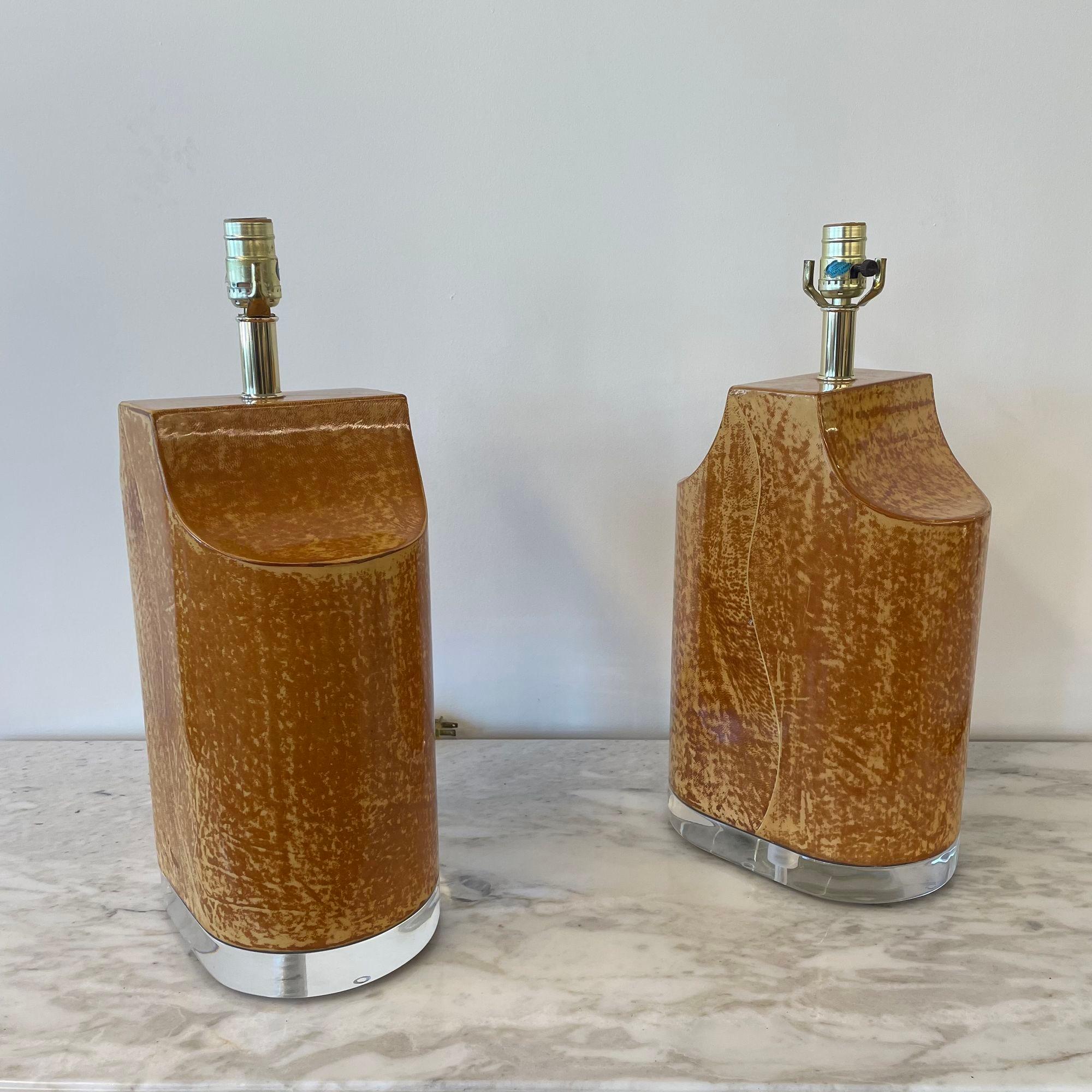 Paire de lampes de bureau modernes du milieu du siècle dernier, en peau de chèvre et lucite, de style Karl Springer Bon état - En vente à Manhasset, NY