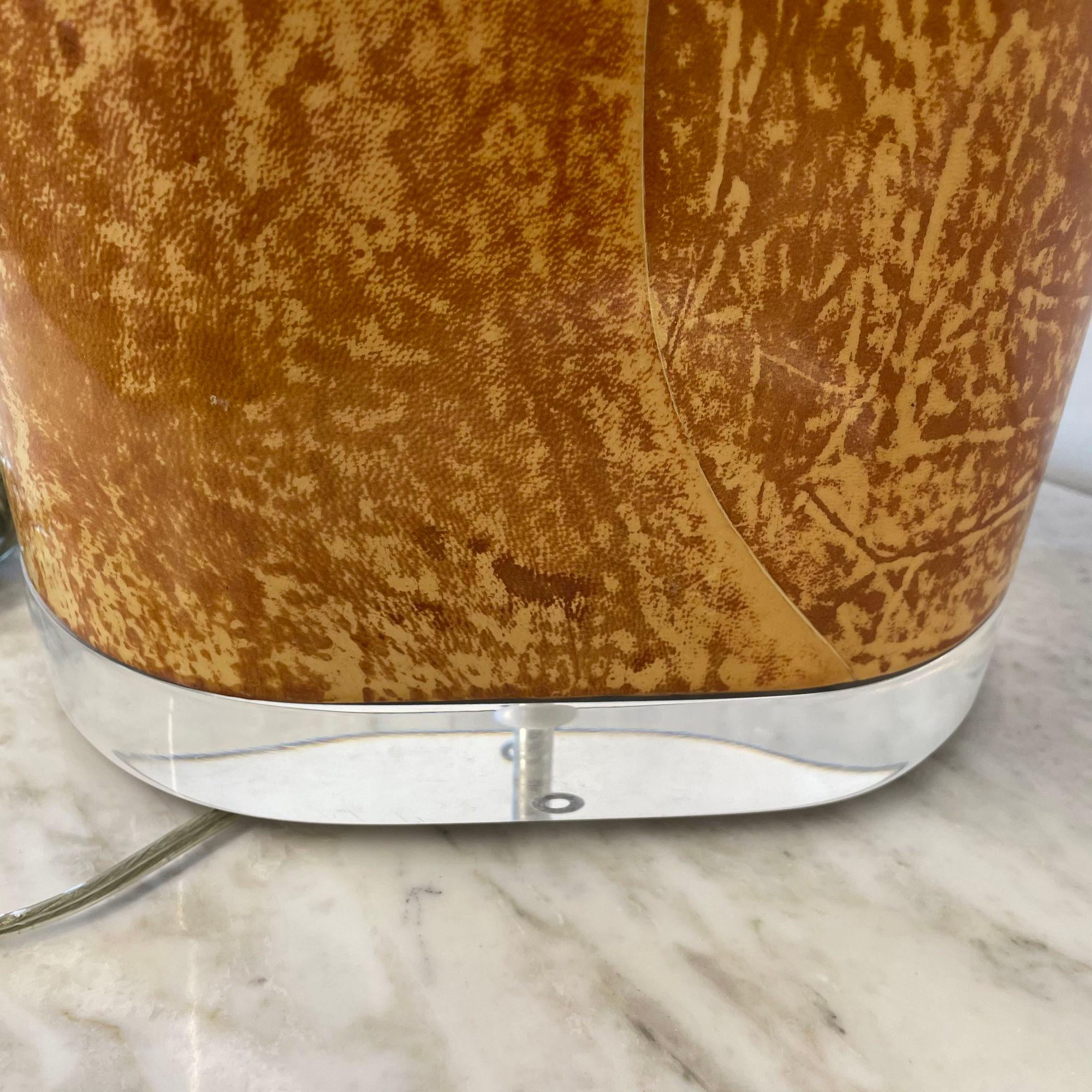 Laiton Paire de lampes de bureau modernes du milieu du siècle dernier, en peau de chèvre et lucite, de style Karl Springer en vente