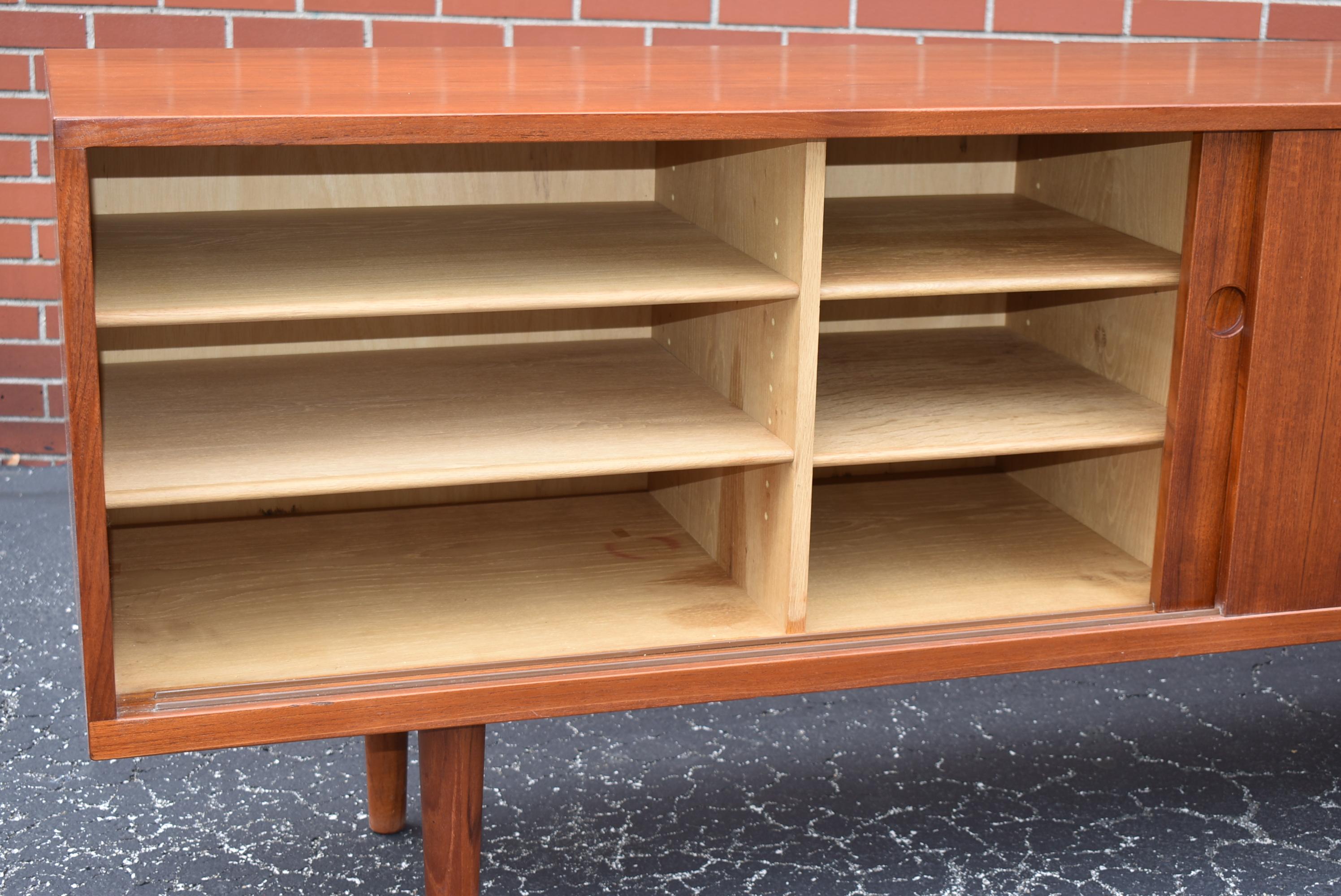 Moderne Teakholz-Anrichten aus der Mitte des Jahrhunderts von Hans Wegner für Mobler RY-26, 1 links im Angebot 4
