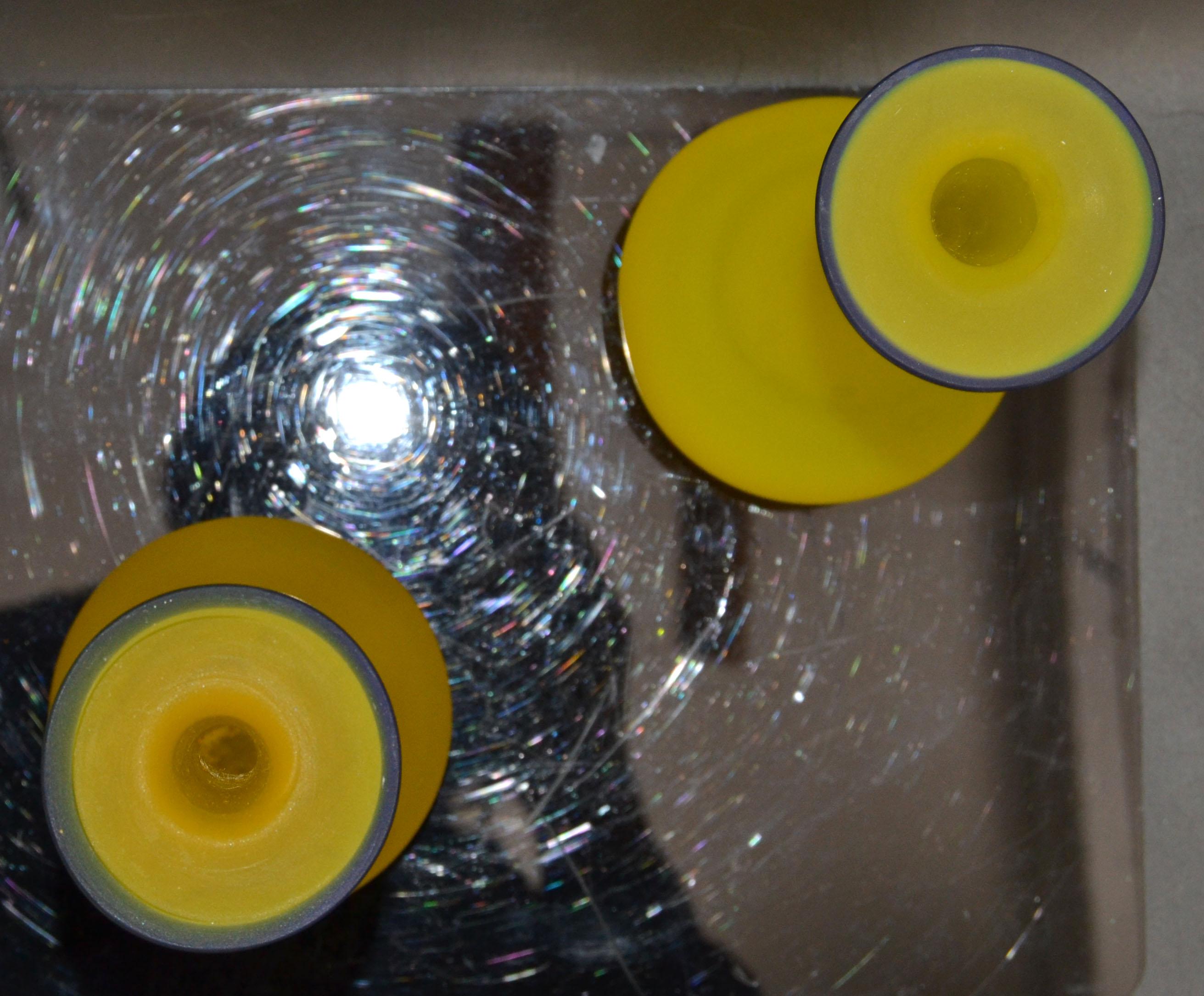 Coppia di vasi di vetro traslucido blu e giallo satinato della modernità di metà secolo, Italia in vendita 1