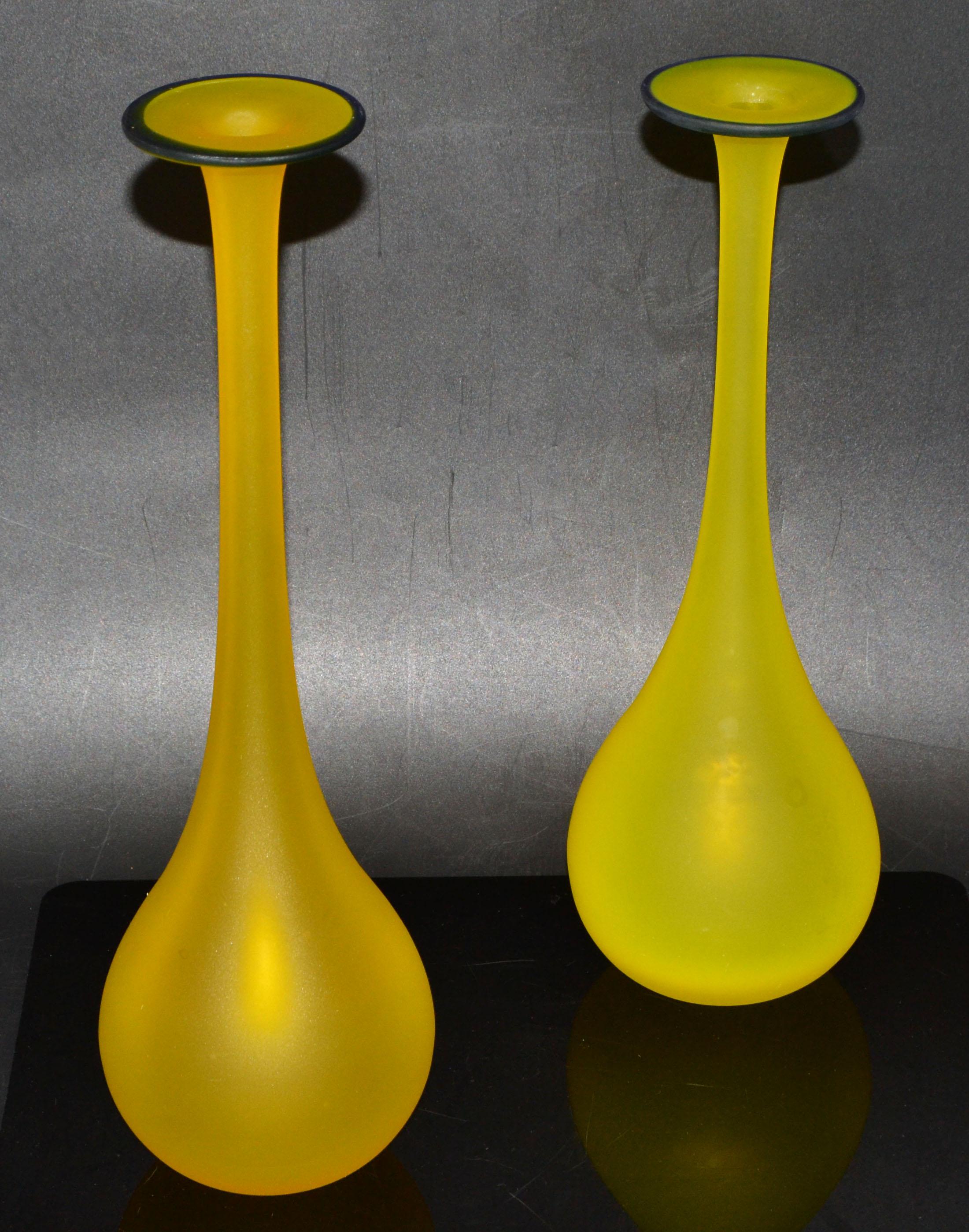 Coppia di vasi di vetro traslucido blu e giallo satinato della modernità di metà secolo, Italia in vendita 3