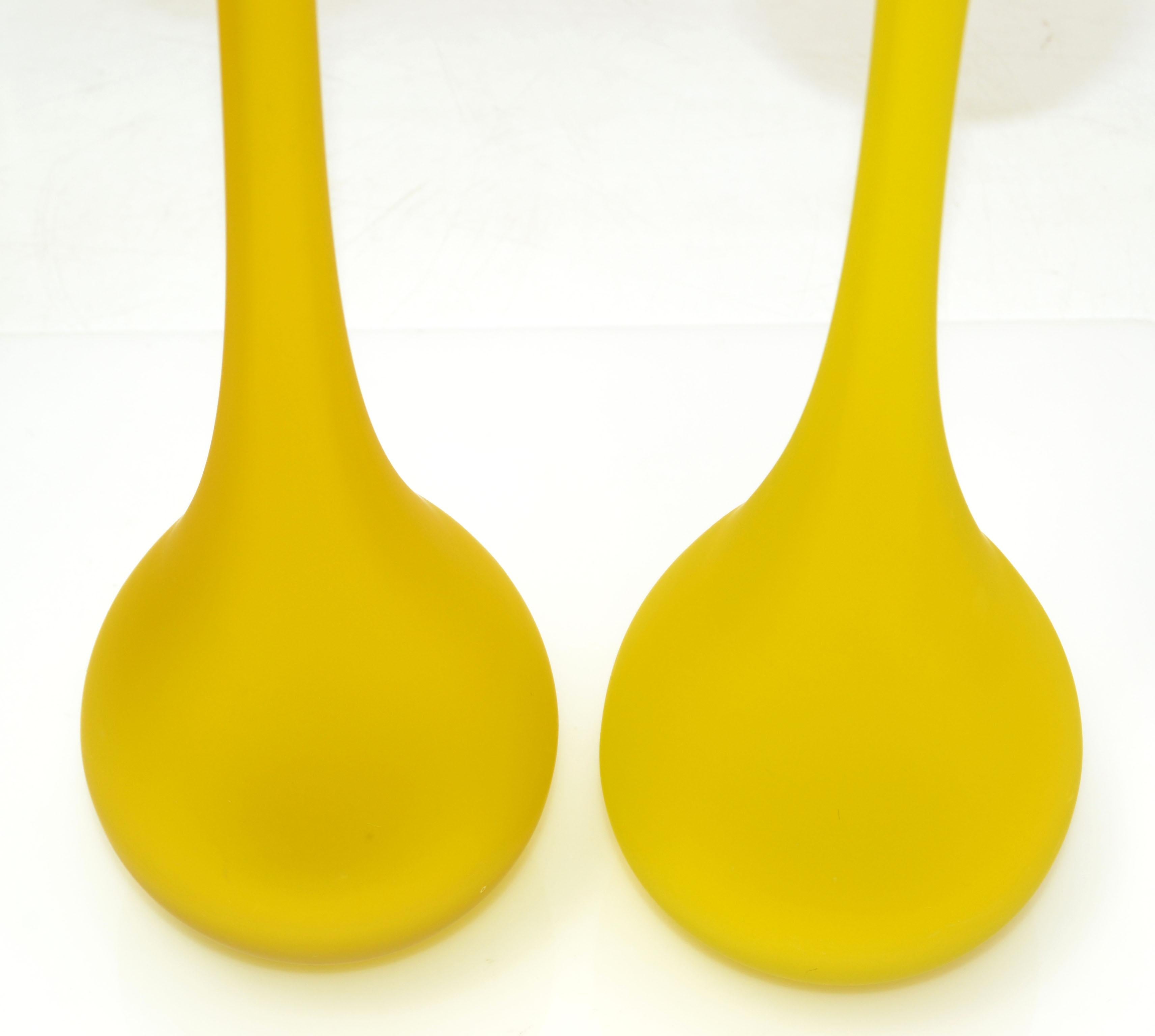 Coppia di vasi di vetro traslucido blu e giallo satinato della modernità di metà secolo, Italia In condizioni buone in vendita a Miami, FL