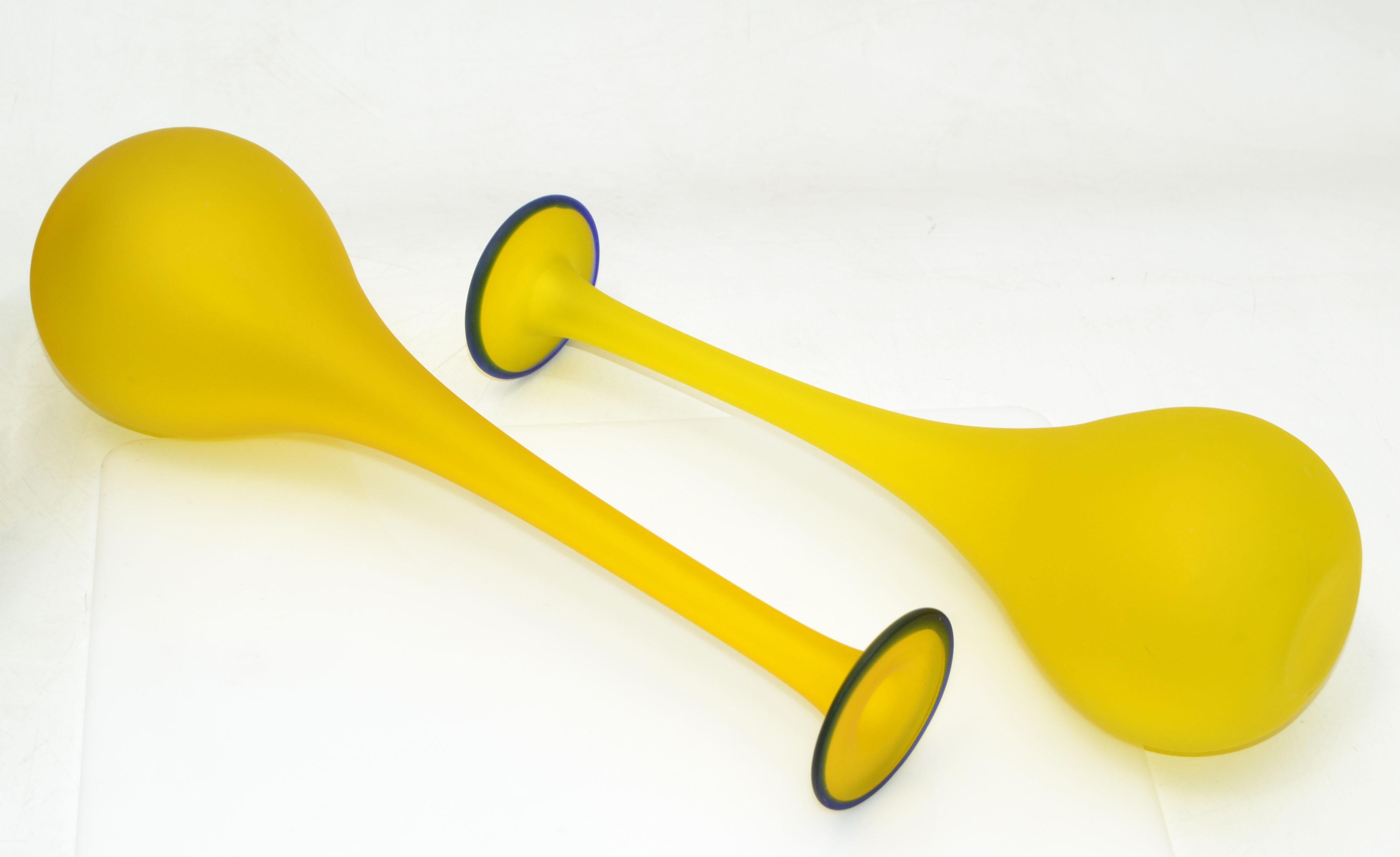 Metà XX secolo Coppia di vasi di vetro traslucido blu e giallo satinato della modernità di metà secolo, Italia in vendita