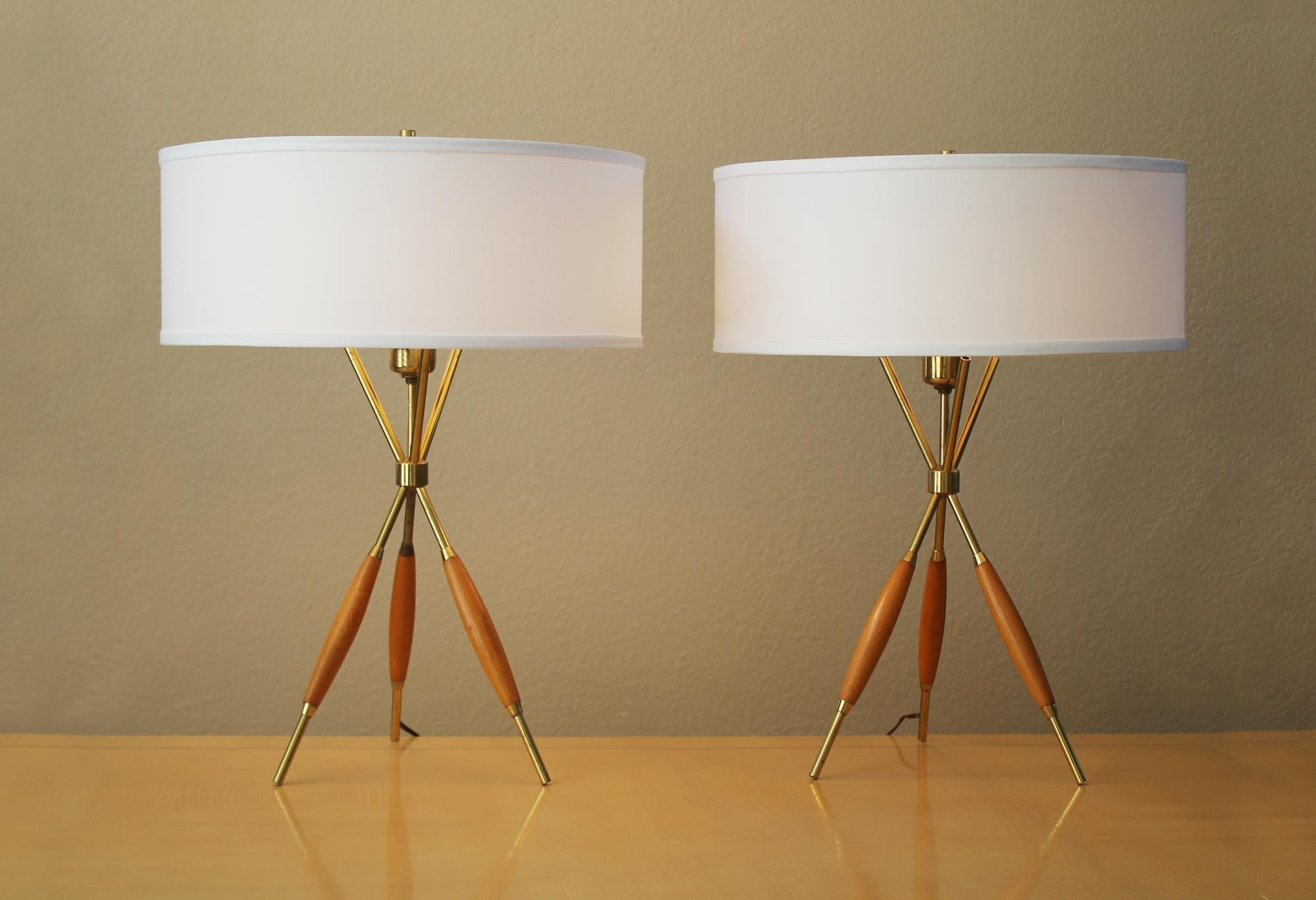 EXQUISITE !

PAIR
MODERNE DU MILIEU DU SIÈCLE
LAMPES DE TABLE À TRÉPIED
BRASS & WOOD

ATTRIBUÉ À GERALD THURSTON

DIMENSIONS : Environ 22
