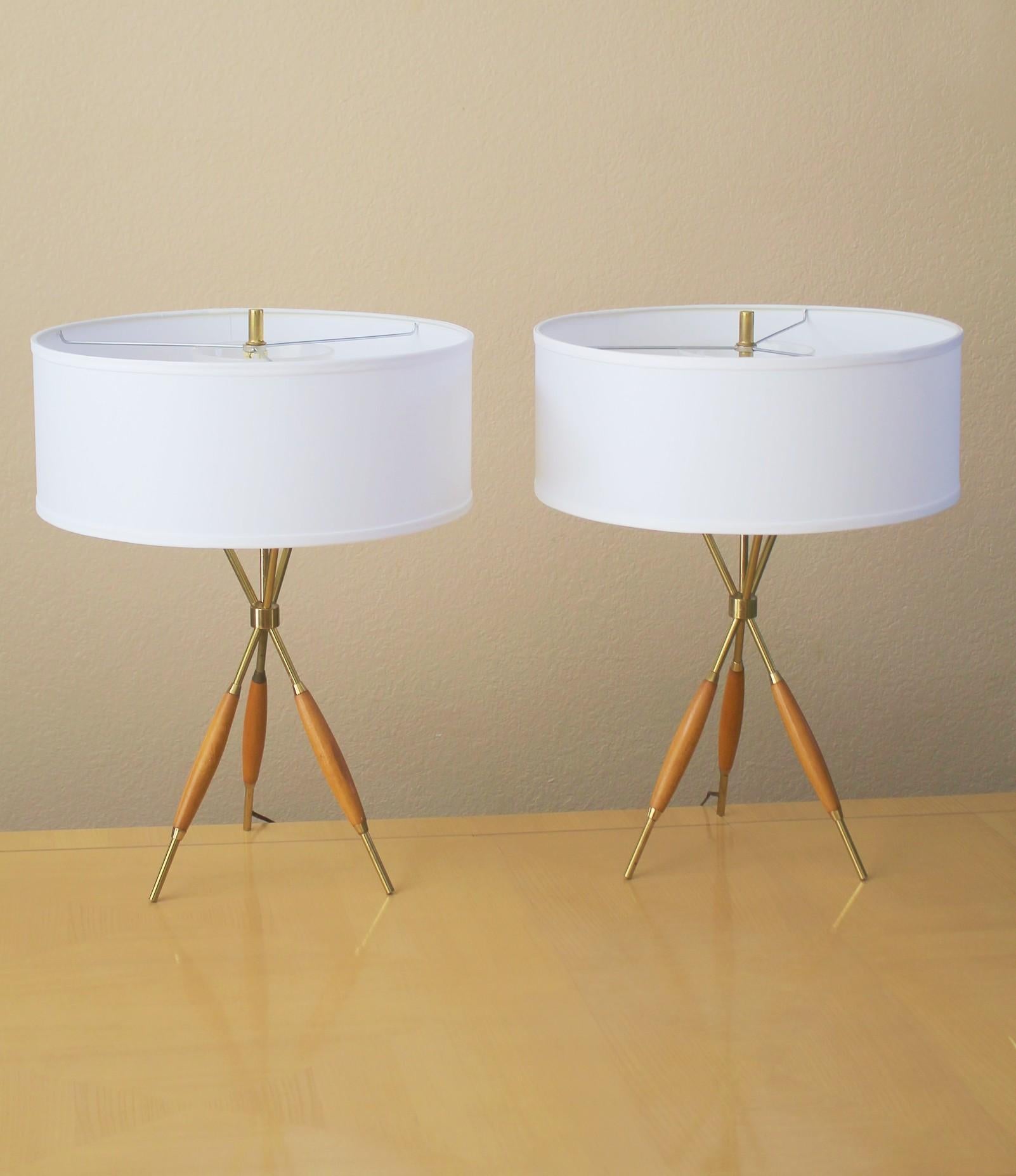 Américain Paire de lampes tripodes Modernity Lightolier Gerald Thurston Atomic 1950s en vente