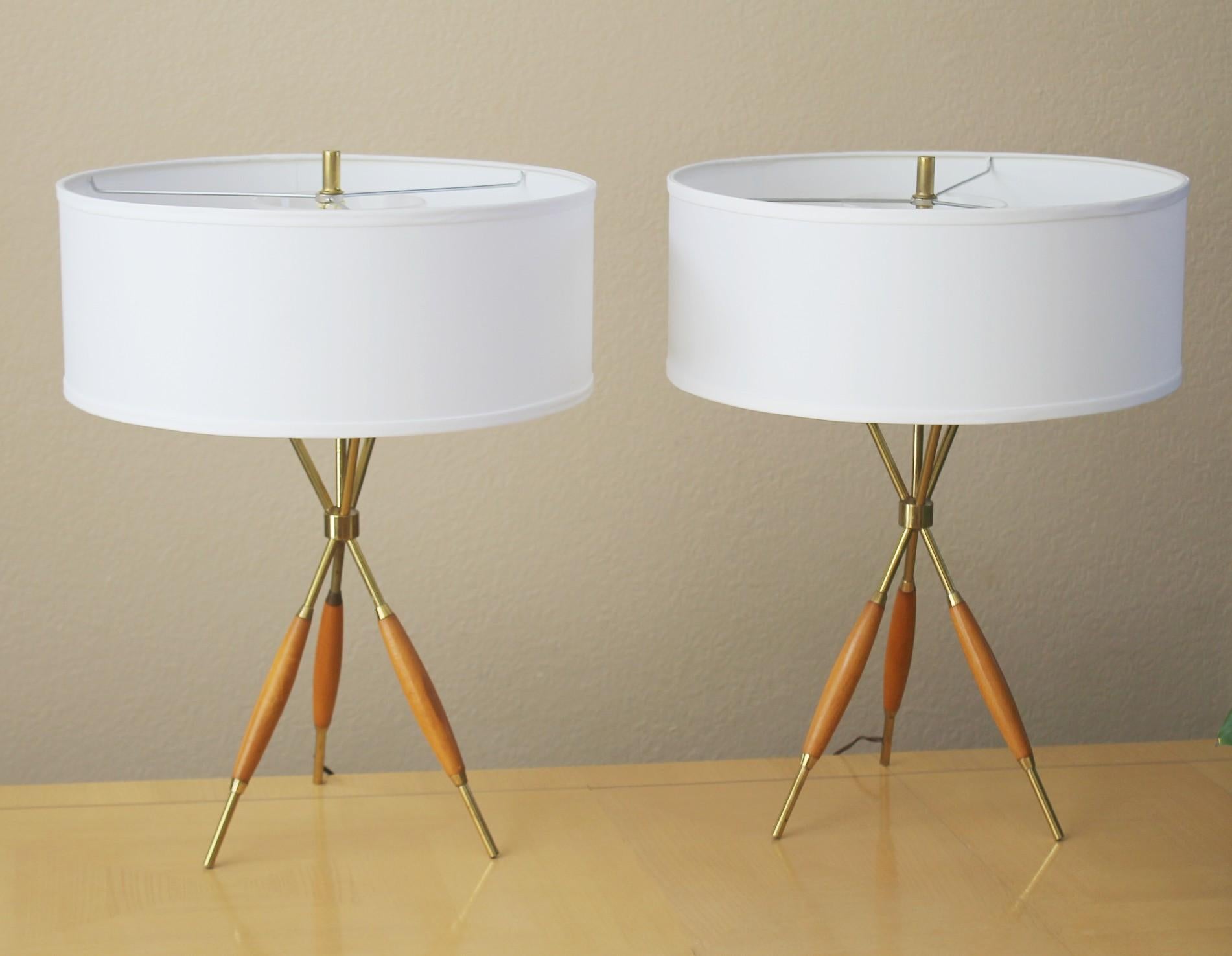 Laiton Paire de lampes tripodes Modernity Lightolier Gerald Thurston Atomic 1950s en vente