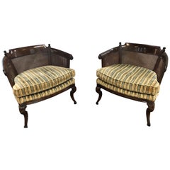 Paar moderne Wannenstühle aus der Jahrhundertmitte mit gestreifter Polsterung und Kissen