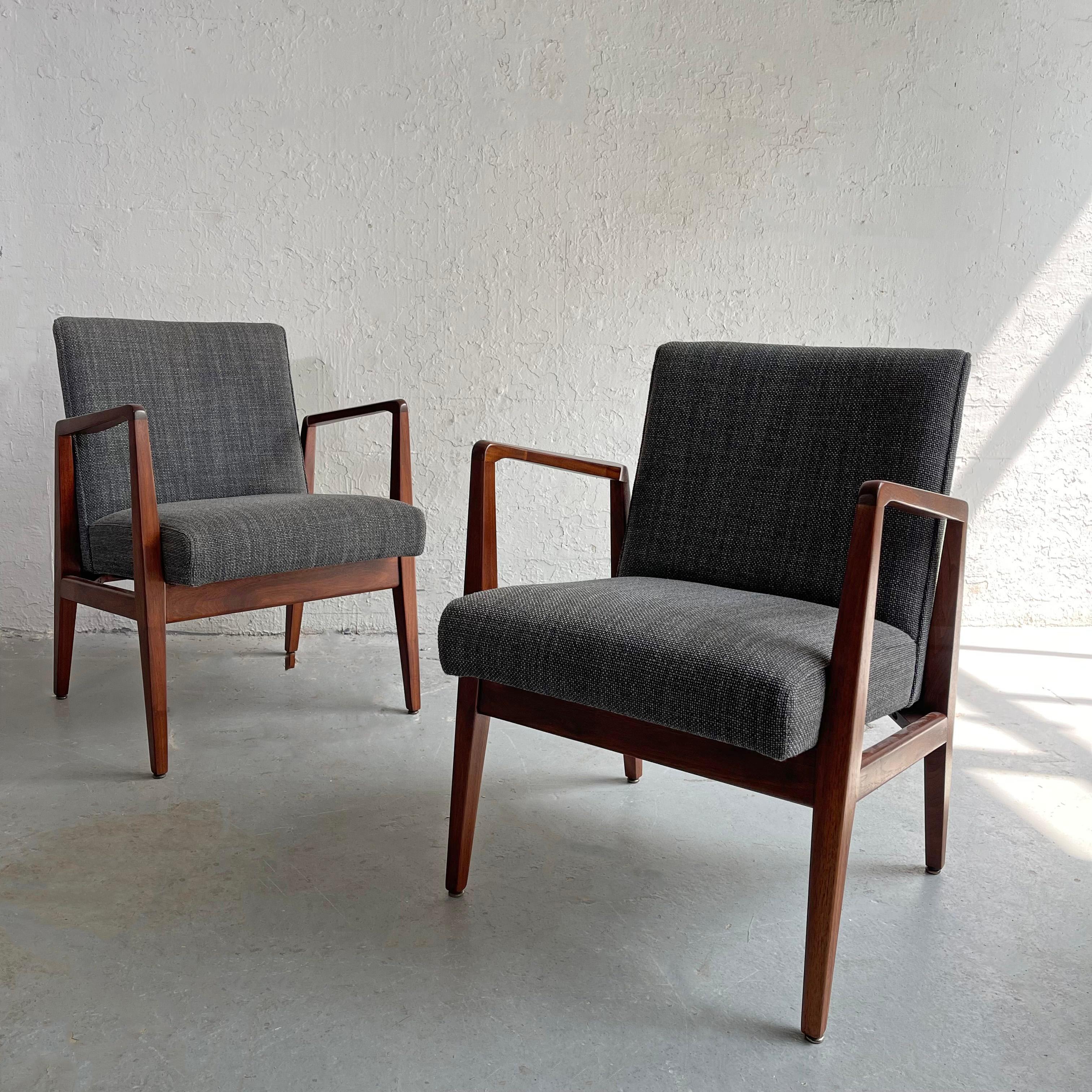 Paire de fauteuils modèle C-120 de Jens Risom, magnifiquement restaurés, dotés d'une structure sculpturale en noyer massif et d'un revêtement texturé en tweed bleu acier. Une très belle paire de fauteuils pour tout type de décor.