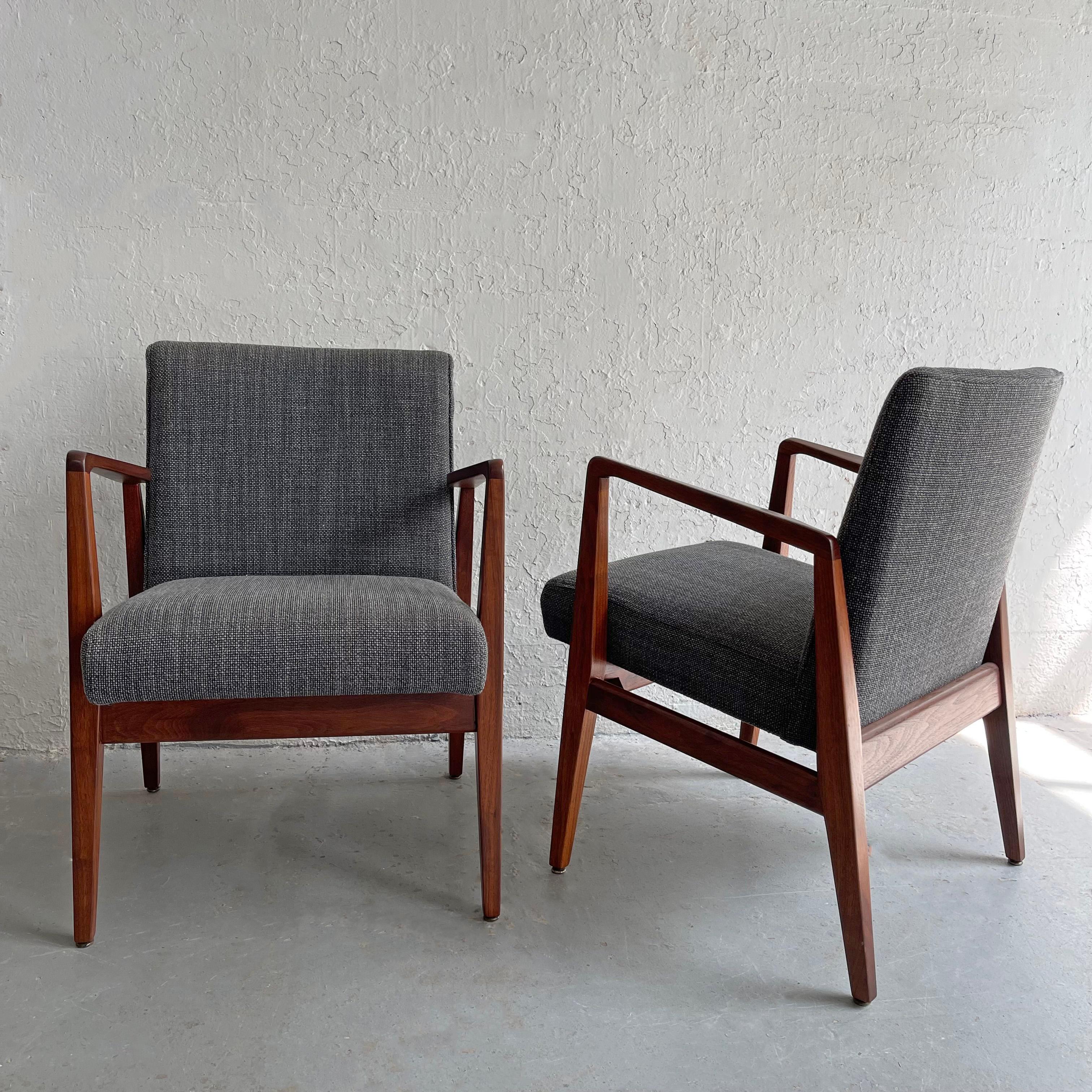 Pair Mid-Century Modern Walnut Armchairs by Jens Risom In Good Condition For Sale In Brooklyn, NY