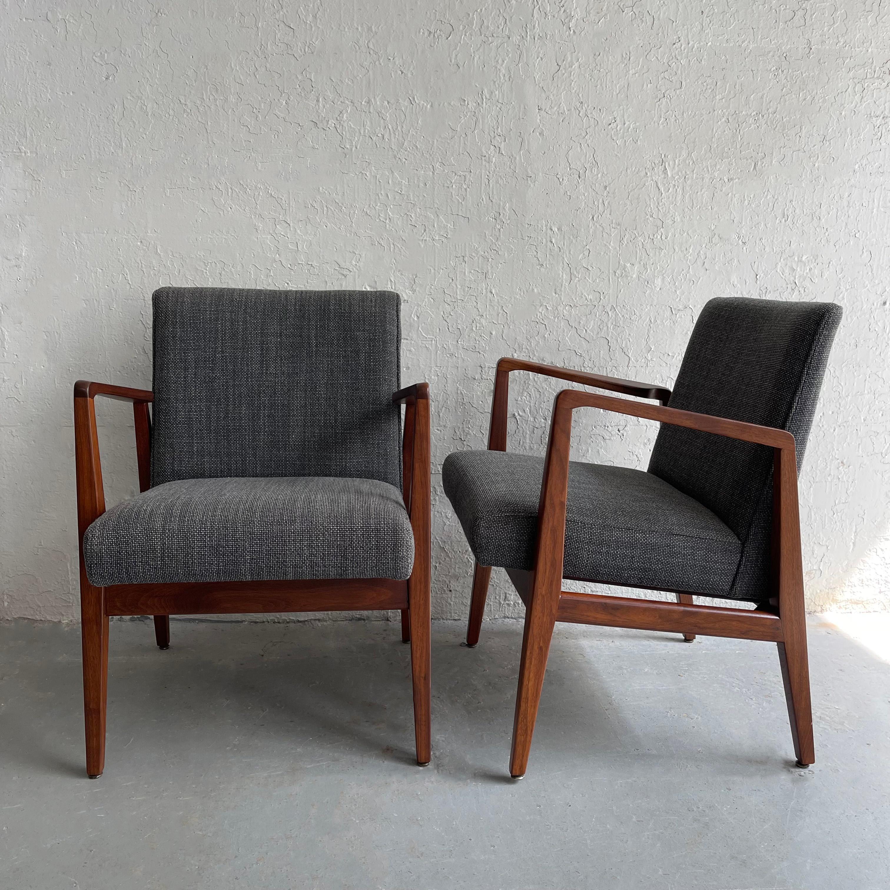 Paire de fauteuils en noyer de style mi-siècle moderne par Jens Risom Bon état - En vente à Brooklyn, NY