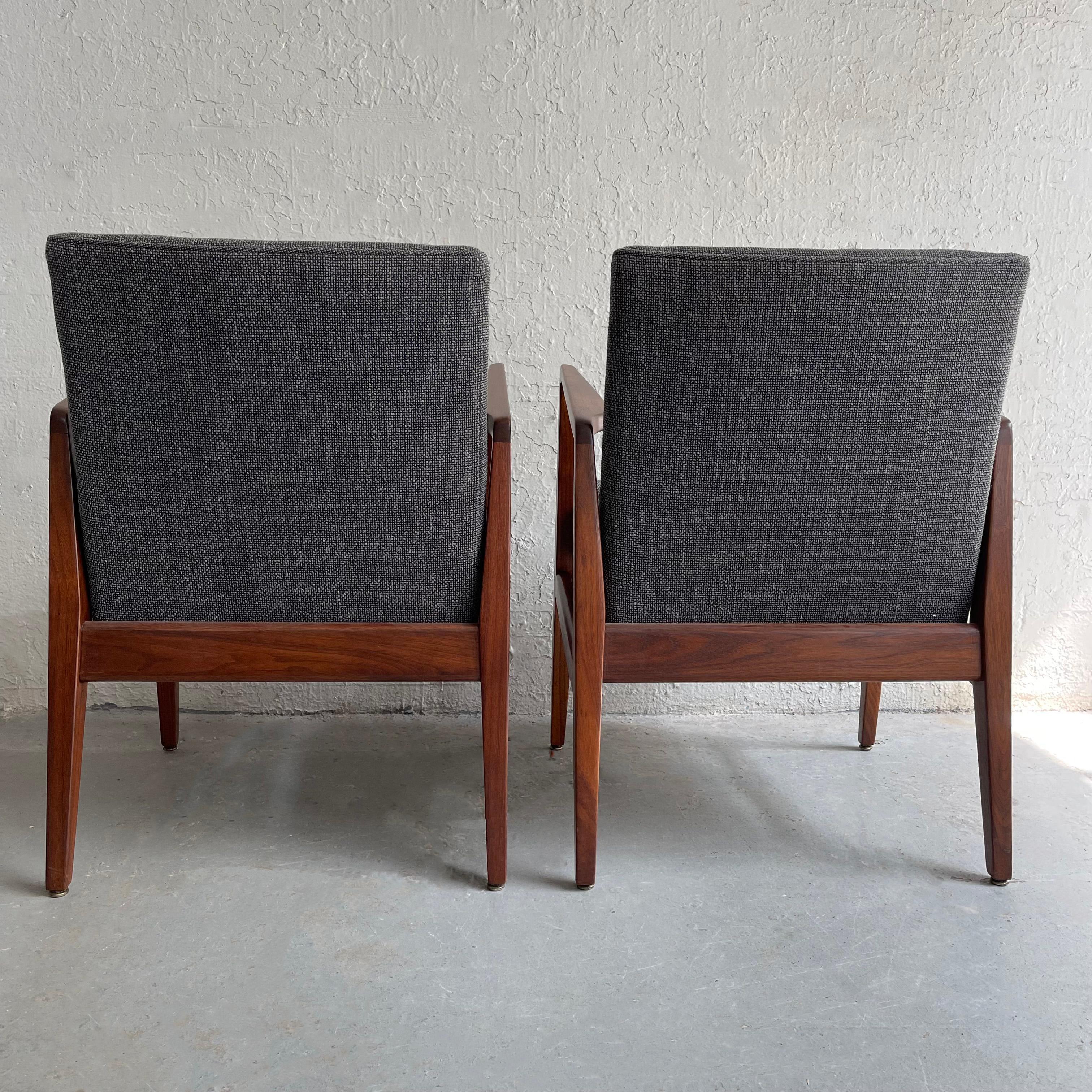 Tissu Paire de fauteuils en noyer de style mi-siècle moderne par Jens Risom en vente