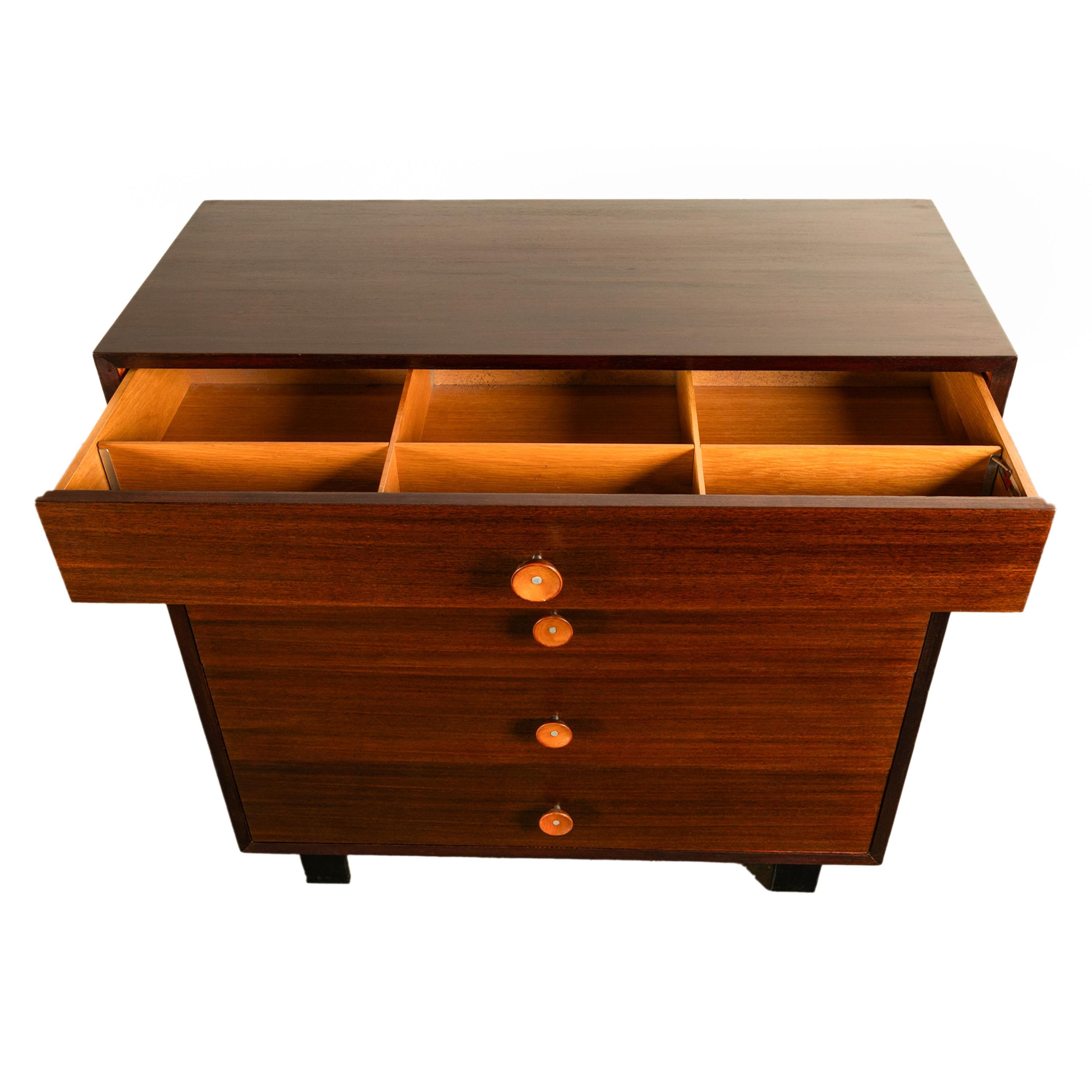 Ein Paar moderne Kommoden aus Nussbaumholz, Mid-Century Modern, George Nelson Herman Miller 1955 4
