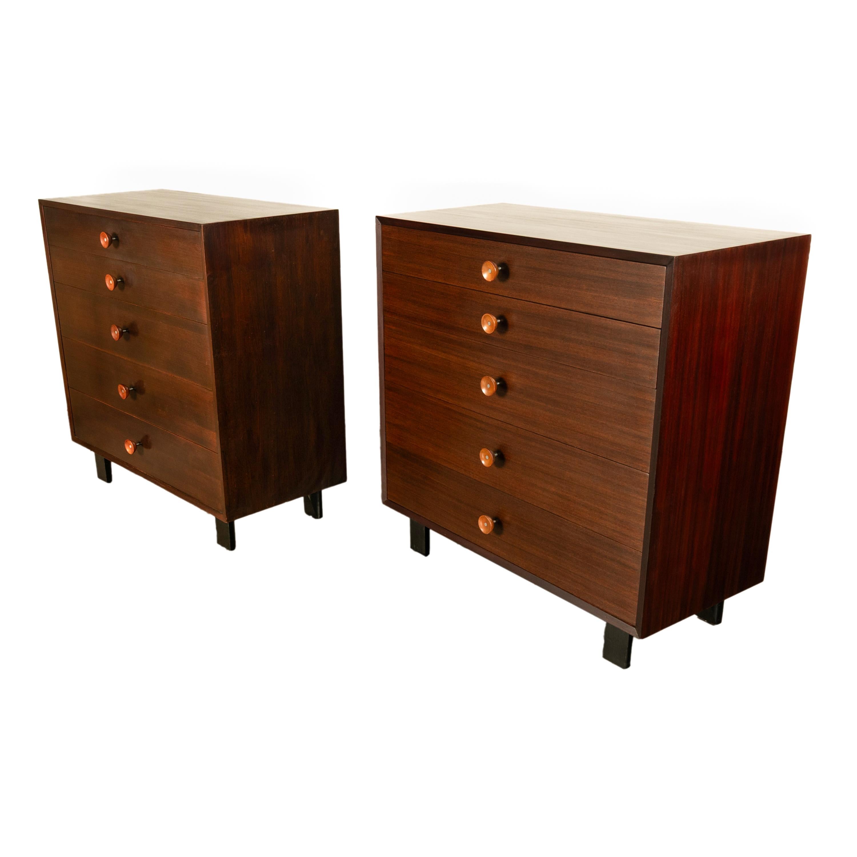 Ein Paar moderne Kommoden aus Nussbaumholz, Mid-Century Modern, George Nelson Herman Miller 1955 (Moderne der Mitte des Jahrhunderts)