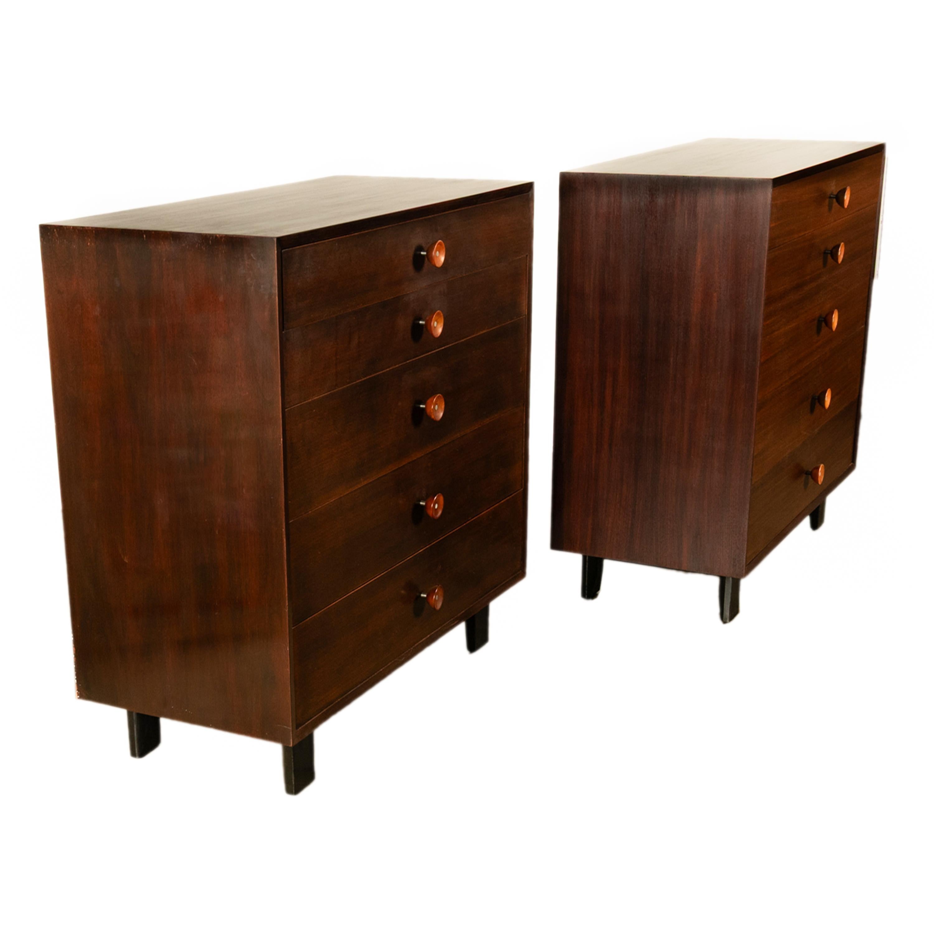 Ein Paar moderne Kommoden aus Nussbaumholz, Mid-Century Modern, George Nelson Herman Miller 1955 (amerikanisch)