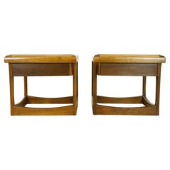 Pareja de mesas auxiliares de nogal modernas de mediados de siglo Lane Furniture