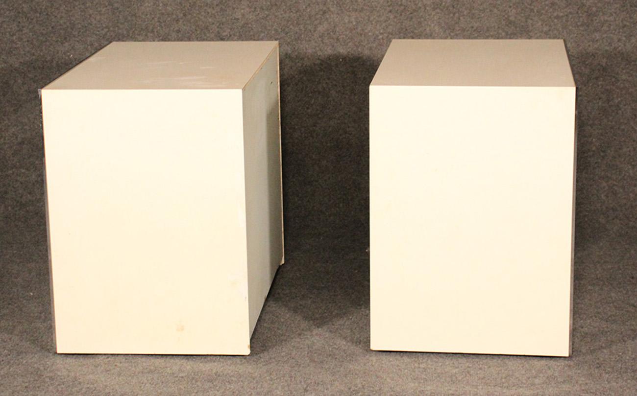 Mid-Century Modern White Lacquer and Chrome John Stuart Nightstands Tables, Pair In Good Condition In Swedesboro, NJ