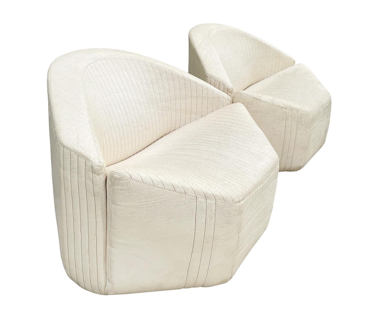 Ein sehr seltenes Stuhlpaar (Modell P64), entworfen von Giovanni Offredi und hergestellt von Saporiti im Jahr 1972. Die Stühle sind mit Polyurethanschaum ausgestattet und mit dem originalen genähten weißen Leder bezogen. Alle ursprünglichen Zustand,