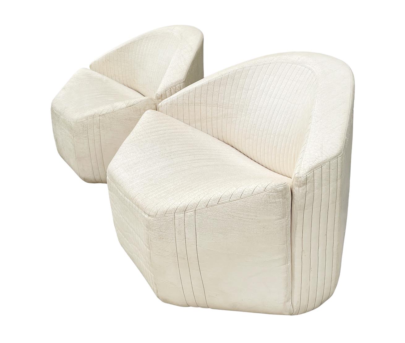 Ein Paar moderne Sessel ohne Armlehne aus weißem Leder von Giovanni Offredi aus der Mitte des Jahrhunderts (Italienisch) im Angebot