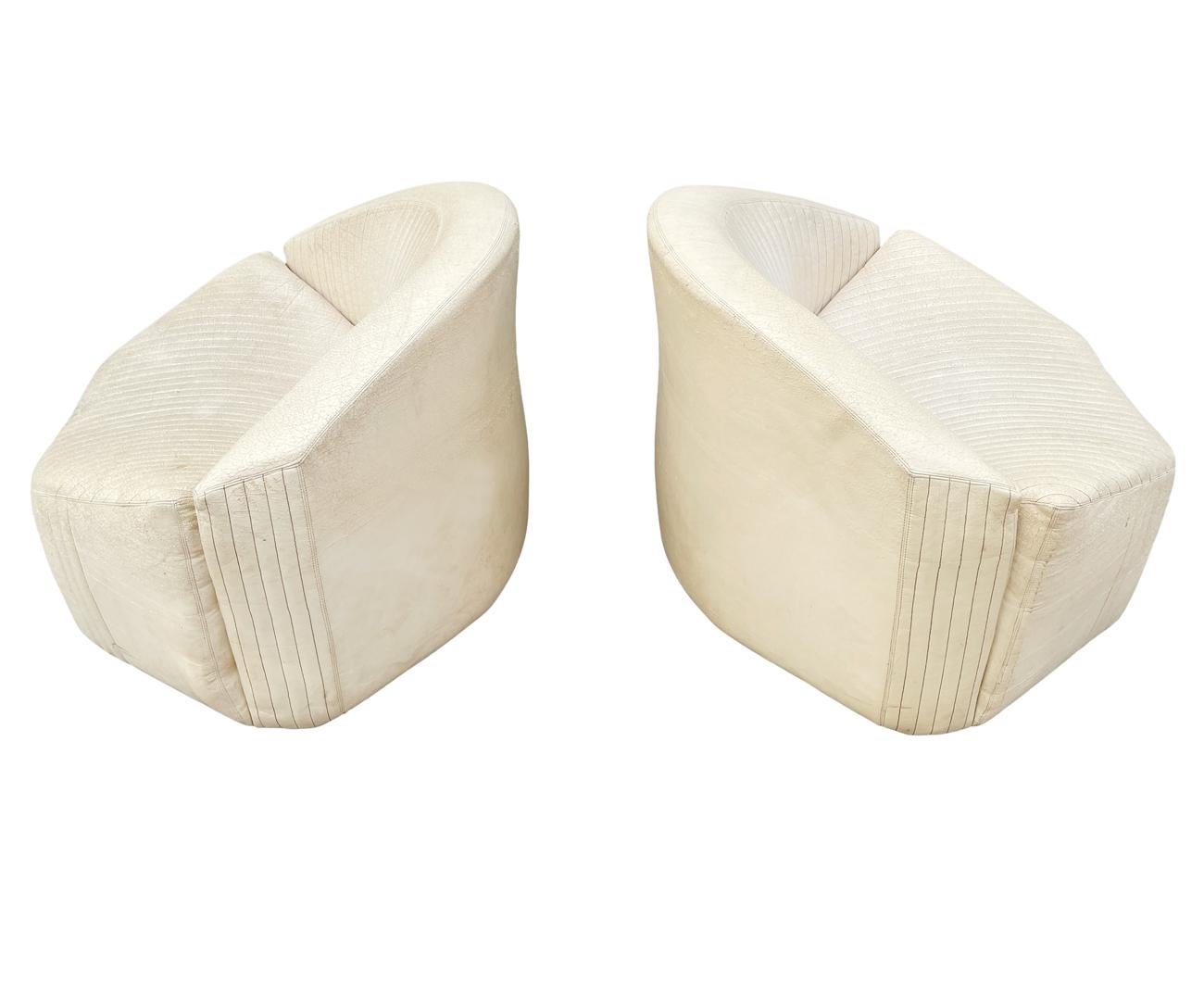 Ein Paar moderne Sessel ohne Armlehne aus weißem Leder von Giovanni Offredi aus der Mitte des Jahrhunderts im Zustand „Relativ gut“ im Angebot in Philadelphia, PA