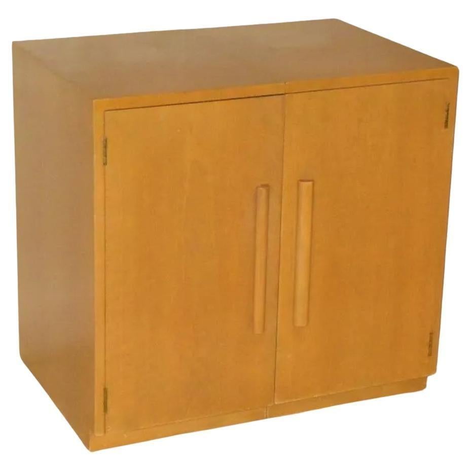 Intéressante paire de tables de chevet en bois blond Widdicomb de style moderne du milieu du siècle dernier. Bois dur blond. Les tables de nuit sont très propres à l'intérieur et à l'extérieur, tous les tiroirs courbés sont propres et montés sur la
