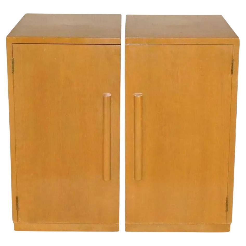 Pareja de mesillas de noche con puertas de armario Widdicomb rubias modernas de mediados de siglo