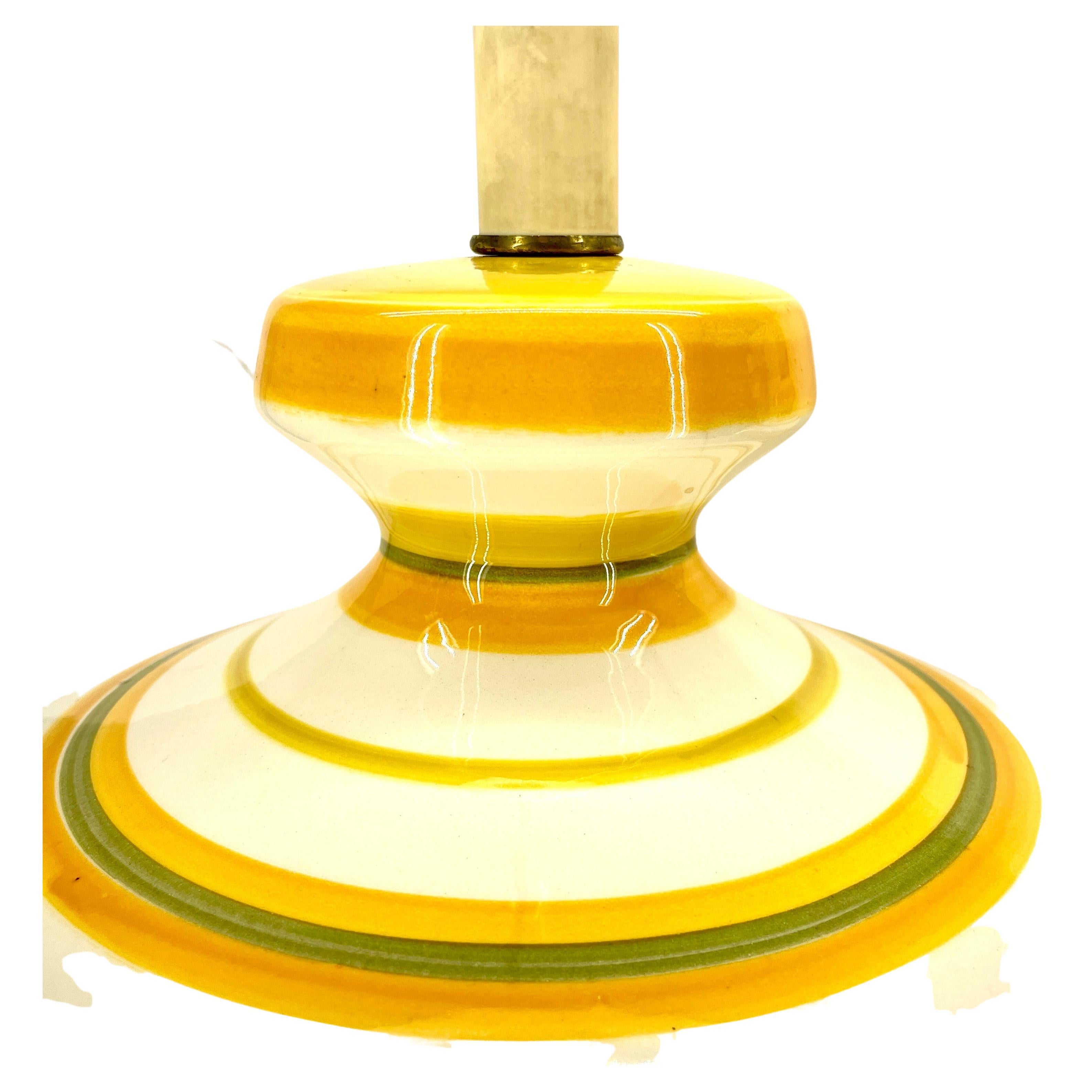 20ième siècle Paire de lampes en céramique multi rayée jaune The Moderns en vente