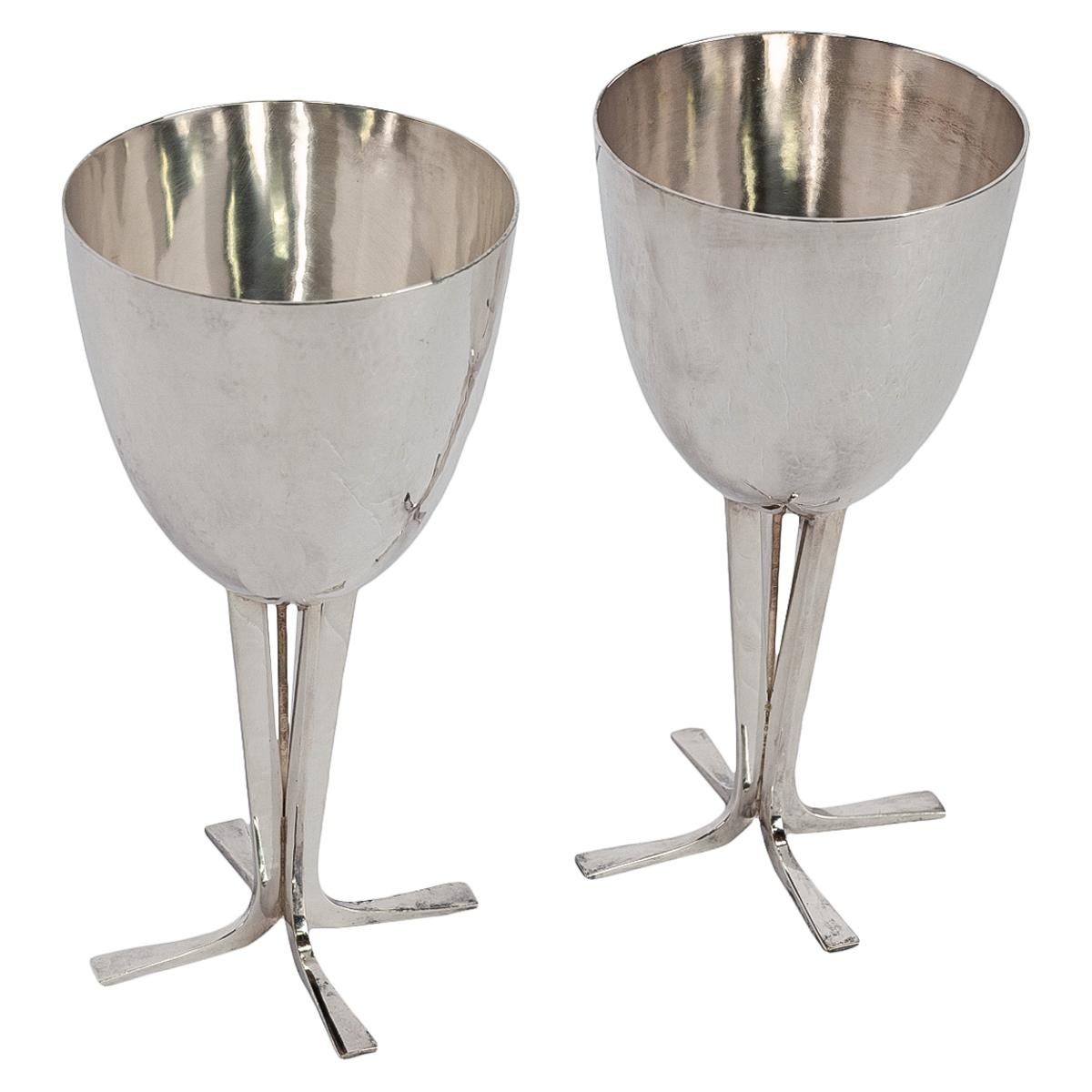 Una bella coppia di calici modernisti in argento Sterling fatti a mano dal celebre orafo e gioielliere Joe Reyes Apodoca Jr (1942-2024). Ogni calice è datato 1985.
Questa bella coppia di calici modernisti in stile Scaninavian è stata realizzata a