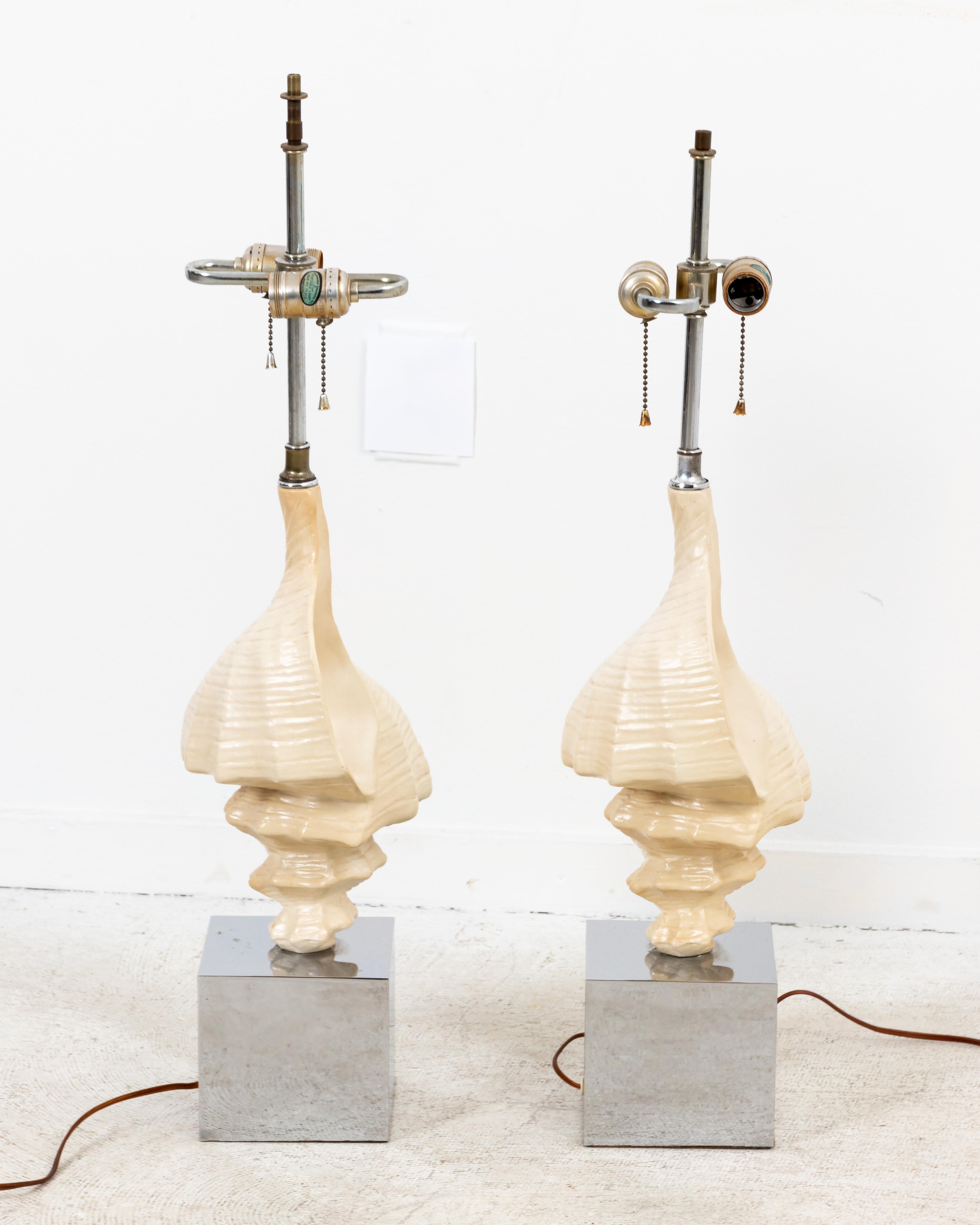 Pair of Midcentury Nautical Ceramic Seashell Lamps In Good Condition In New York, NY
