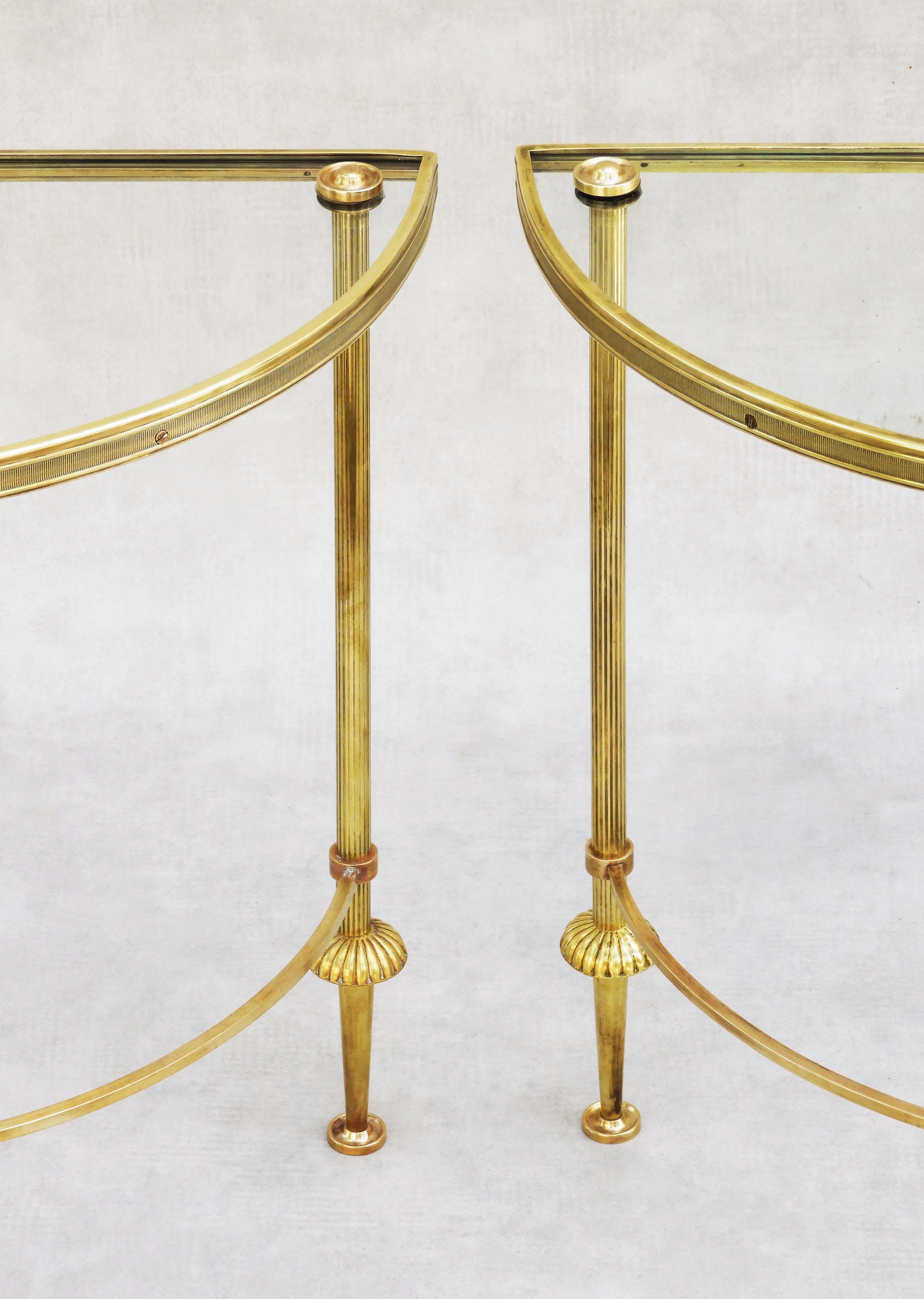 Laiton Paire de tables d'appoint/de chevet en laiton et verre Demi-Lune néoclassique du milieu du siècle en vente