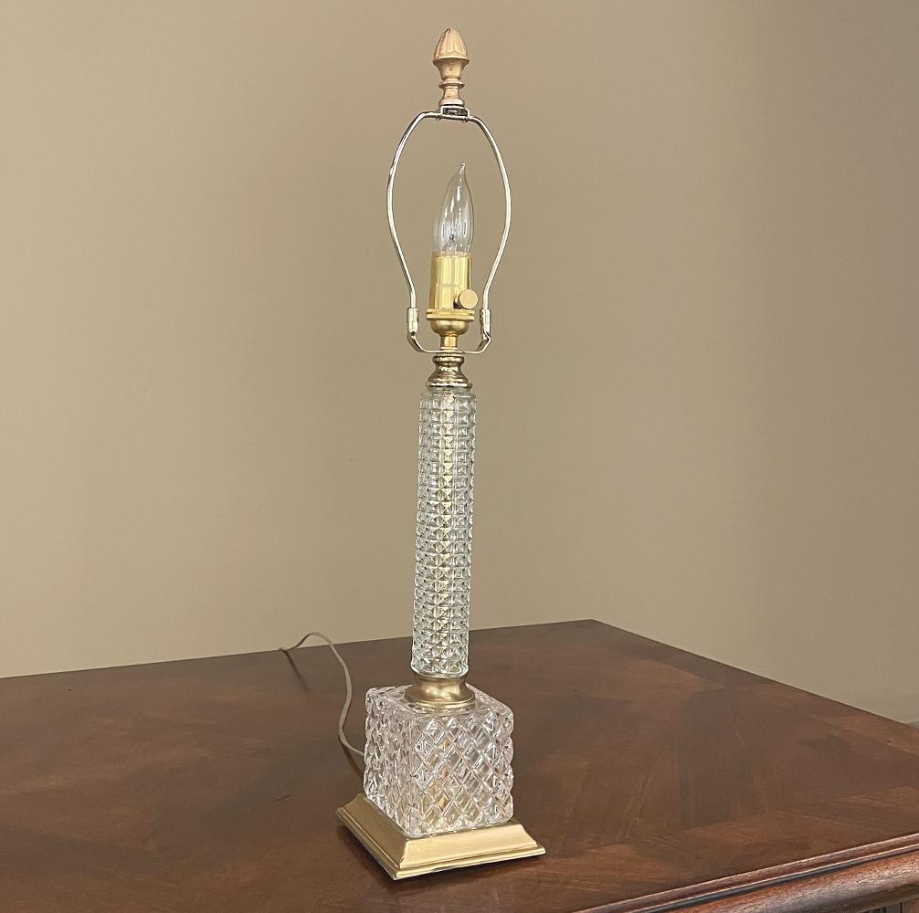 Paire de lampes de bureau néoclassiques du milieu du siècle en cristal taillé et laiton en vente 2