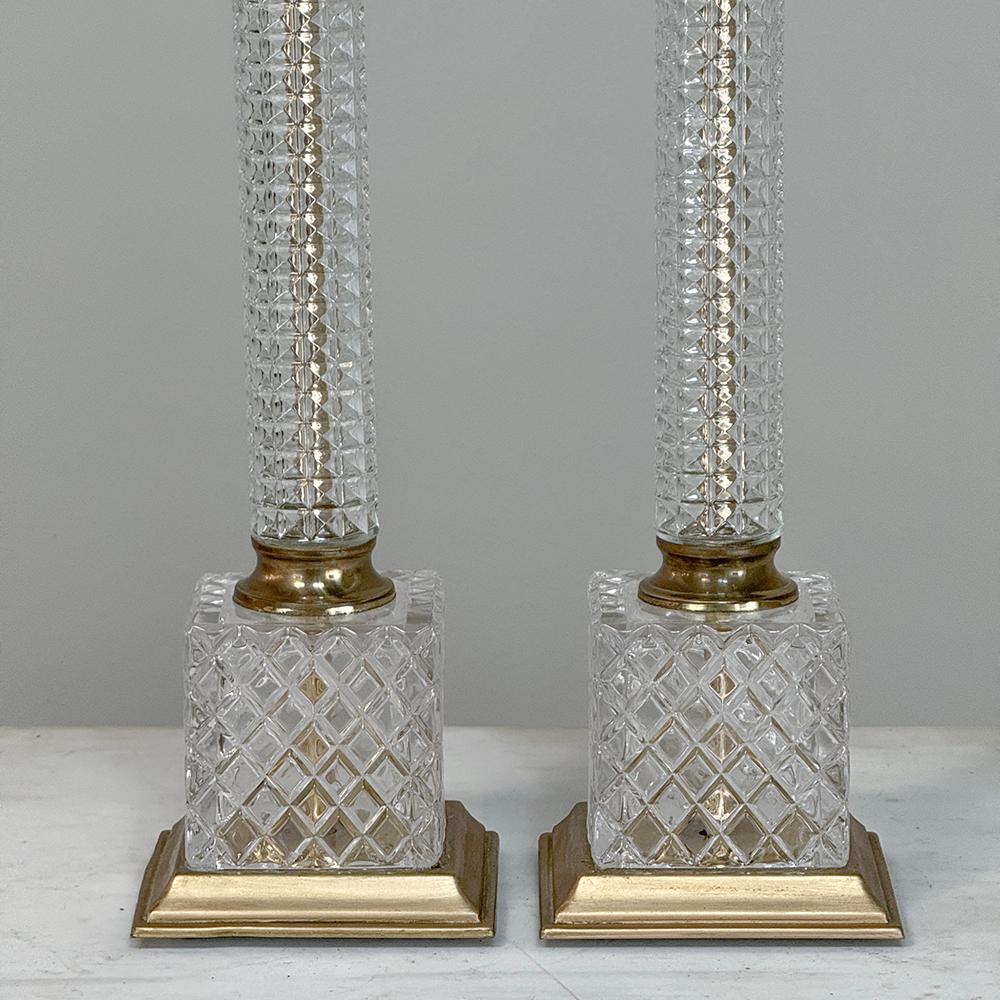 Paire de lampes de table néoclassiques du milieu du siècle en cristal taillé et laiton en vente 2