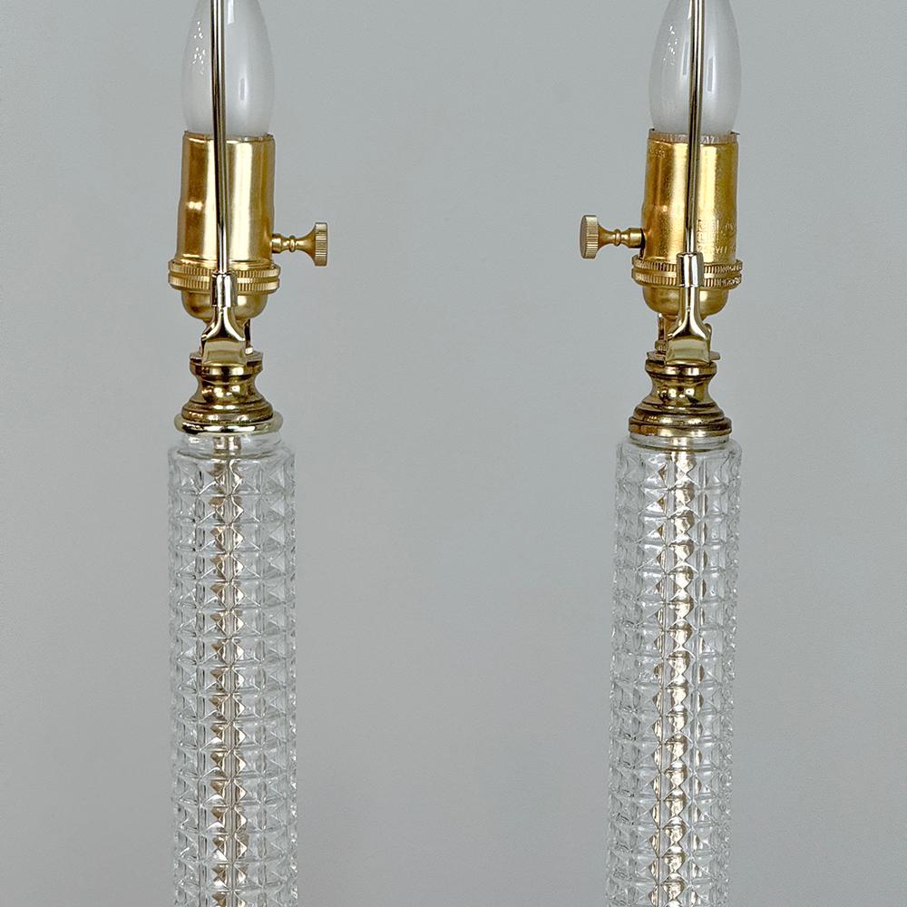 Paire de lampes de table néoclassiques du milieu du siècle en cristal taillé et laiton en vente 3