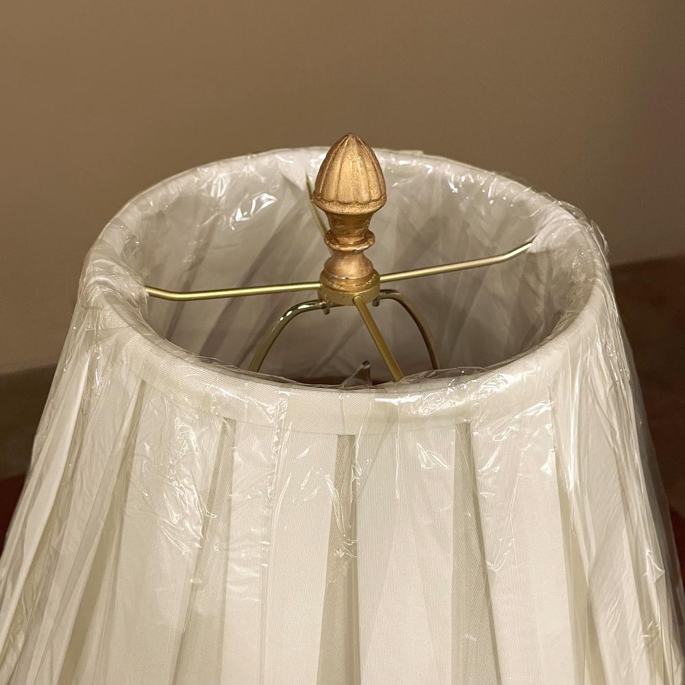 Paire de lampes de bureau néoclassiques du milieu du siècle en cristal taillé et laiton en vente 4