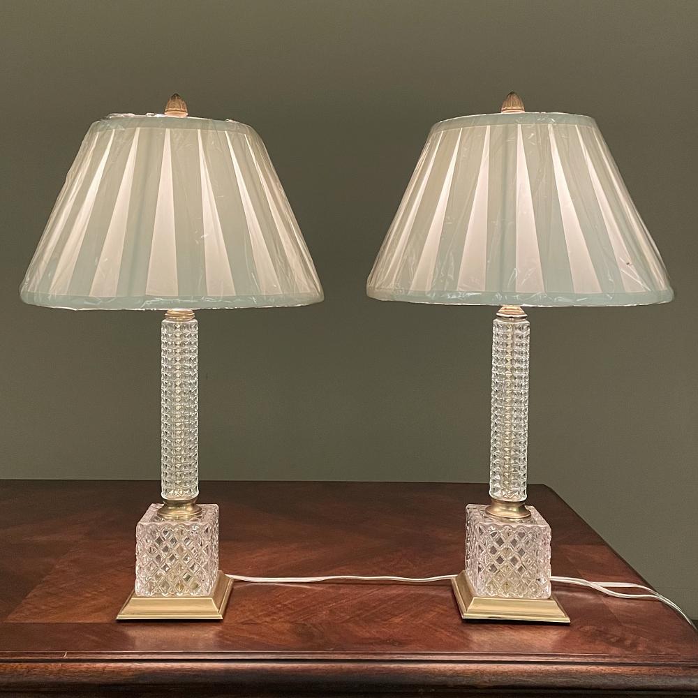 Paire de lampes de bureau néoclassiques du milieu du siècle en cristal taillé et laiton en vente 5