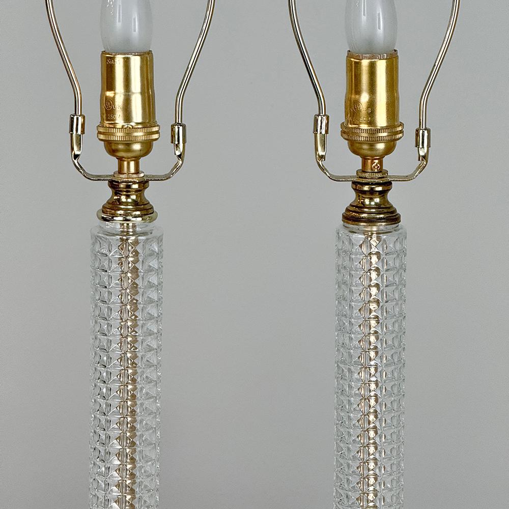 Paire de lampes de table néoclassiques du milieu du siècle en cristal taillé et laiton en vente 5