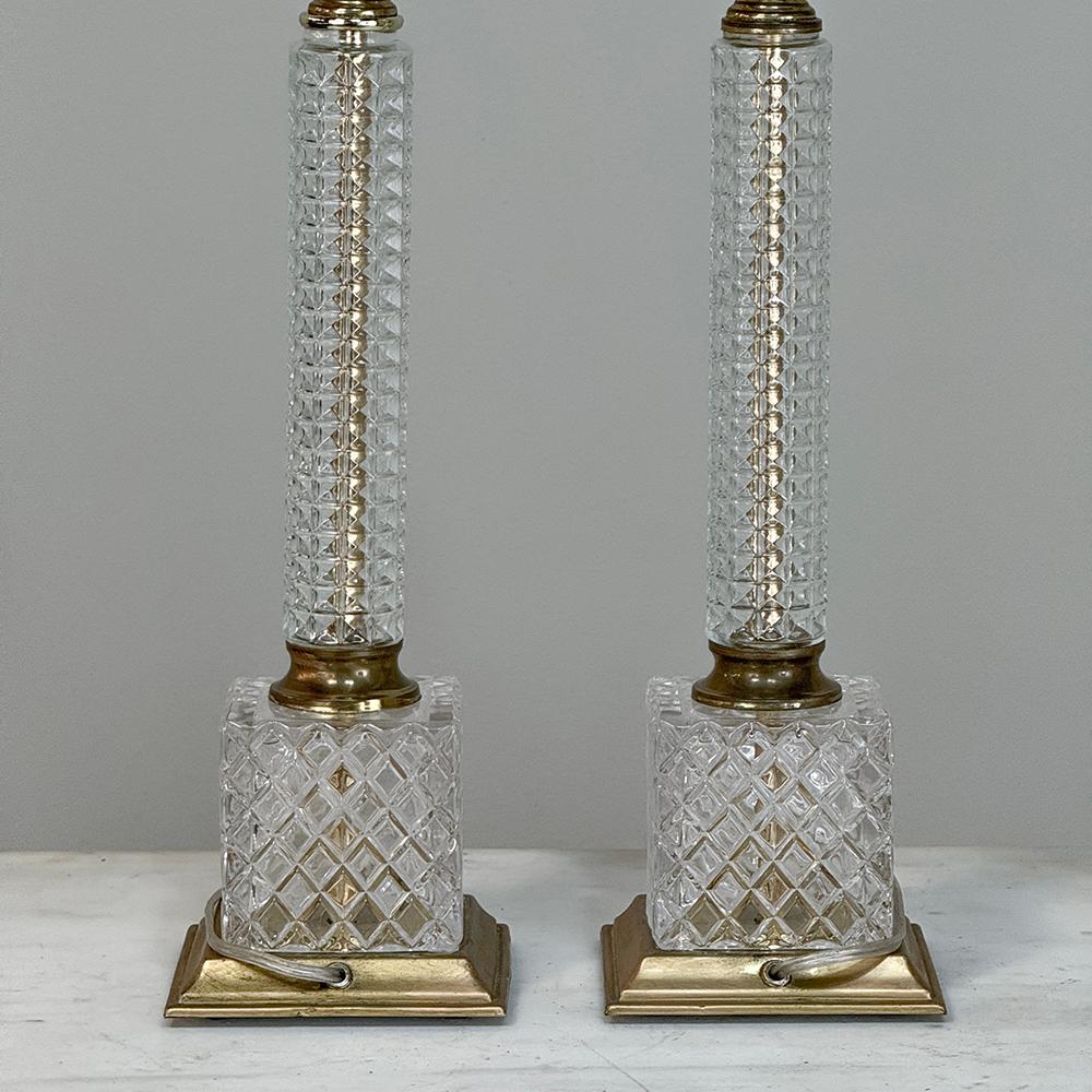 Paire de lampes de table néoclassiques du milieu du siècle en cristal taillé et laiton en vente 6