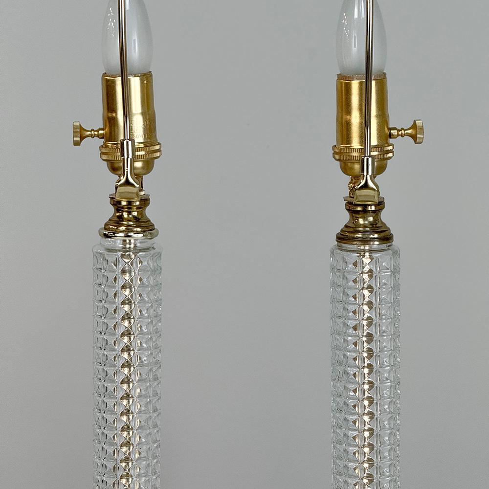 Paire de lampes de table néoclassiques du milieu du siècle en cristal taillé et laiton en vente 7