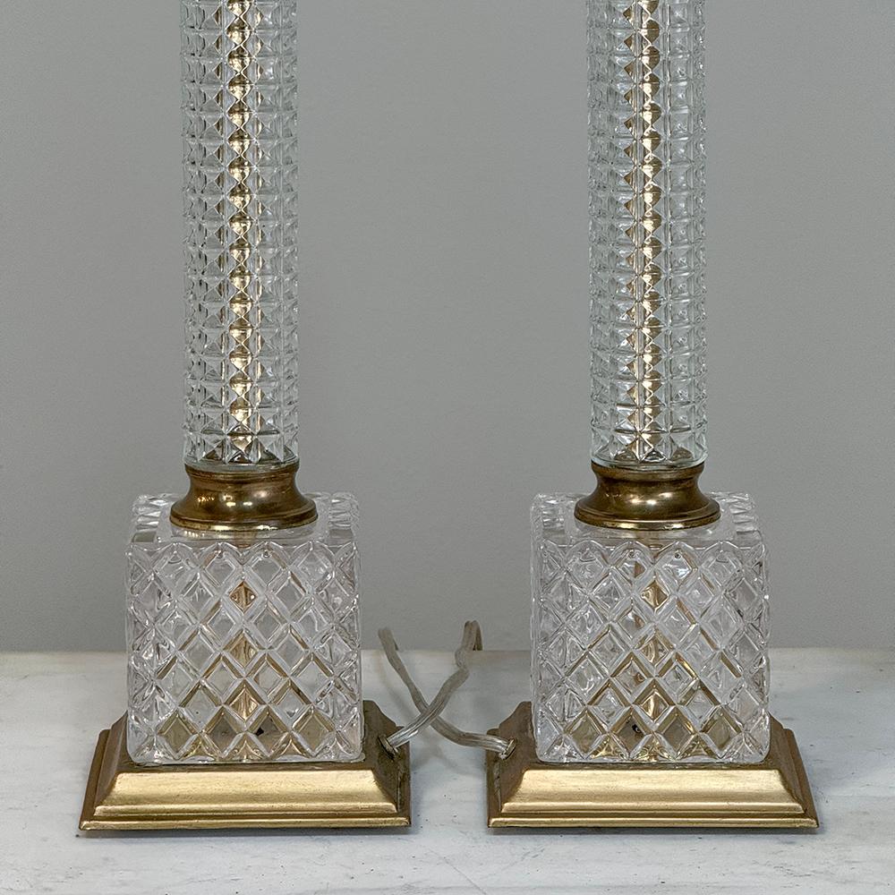 Paire de lampes de table néoclassiques du milieu du siècle en cristal taillé et laiton en vente 8