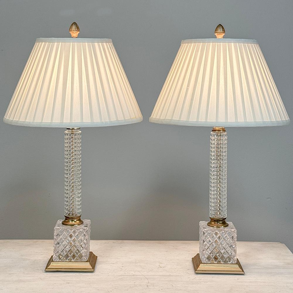 Paire de lampes de table néoclassiques du milieu du siècle en cristal taillé et laiton, au design influencé par l'architecture néoclassique, mais rendu avec une touche de modernité.  Les motifs diamantés du design donnent un aspect opulent, avec une