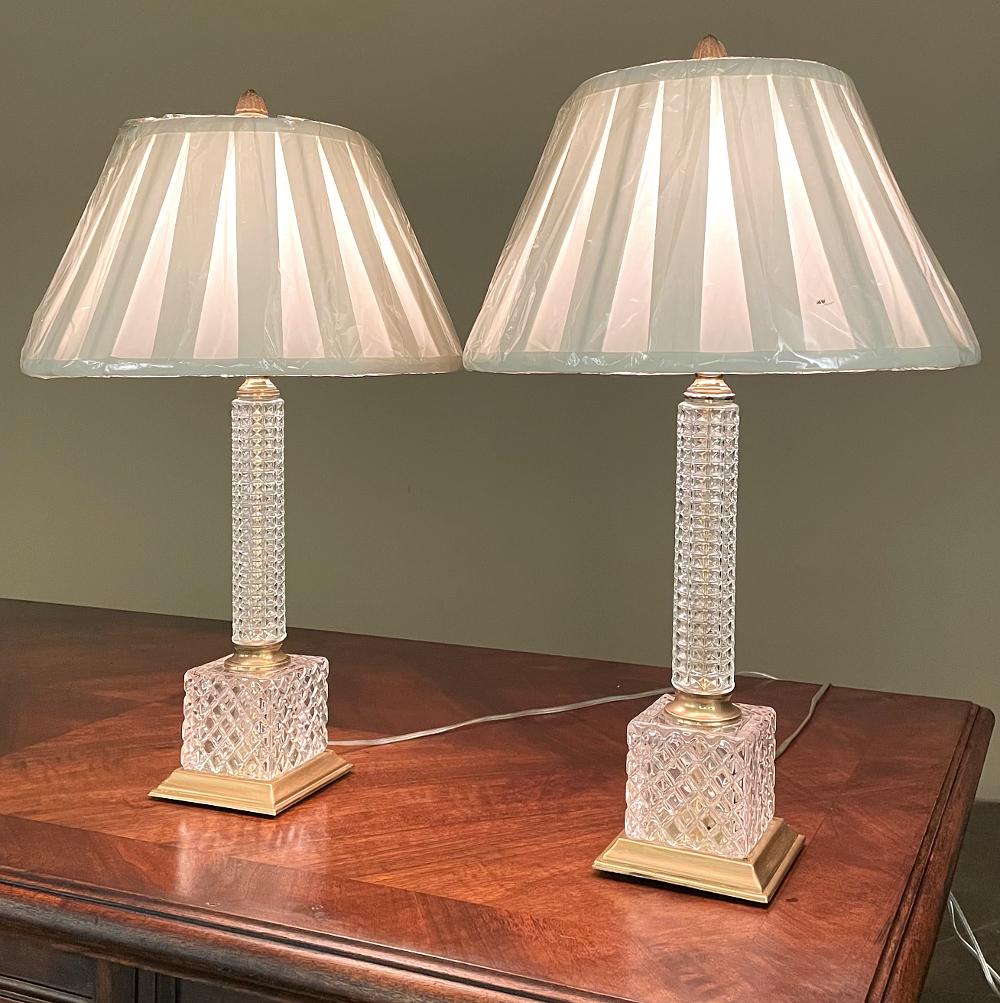 Mid-Century Modern Paire de lampes de bureau néoclassiques du milieu du siècle en cristal taillé et laiton en vente