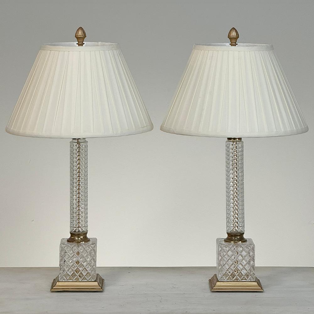 Néoclassique Paire de lampes de table néoclassiques du milieu du siècle en cristal taillé et laiton en vente