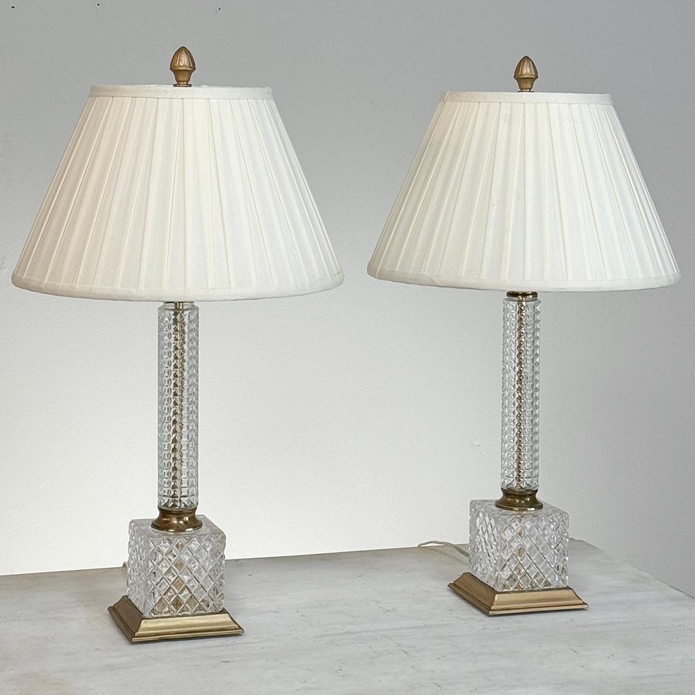 Français Paire de lampes de table néoclassiques du milieu du siècle en cristal taillé et laiton en vente