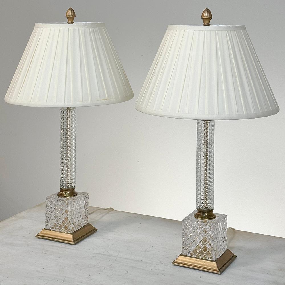 Fait main Paire de lampes de table néoclassiques du milieu du siècle en cristal taillé et laiton en vente