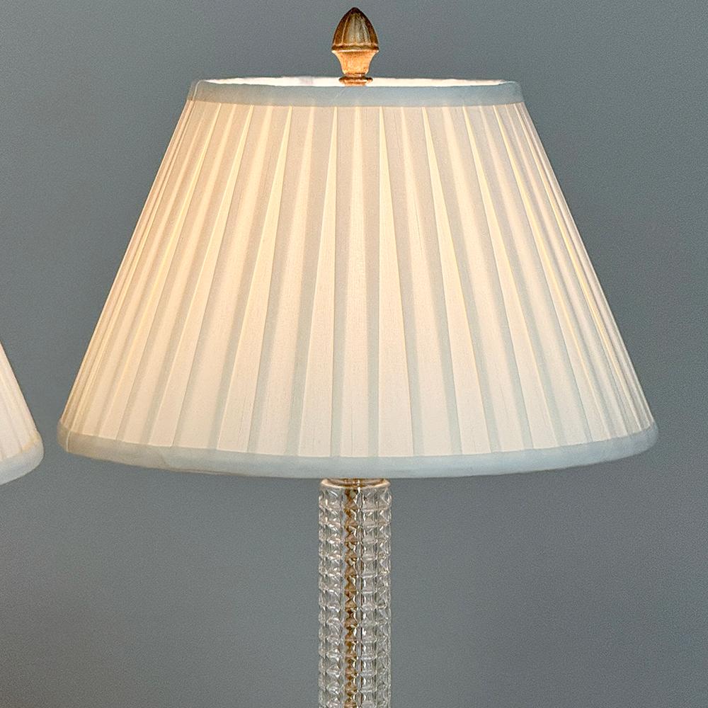Paire de lampes de table néoclassiques du milieu du siècle en cristal taillé et laiton Bon état - En vente à Dallas, TX
