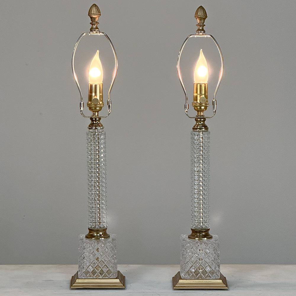20ième siècle Paire de lampes de table néoclassiques du milieu du siècle en cristal taillé et laiton en vente