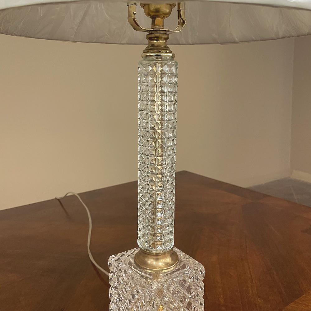 Laiton Paire de lampes de bureau néoclassiques du milieu du siècle en cristal taillé et laiton en vente