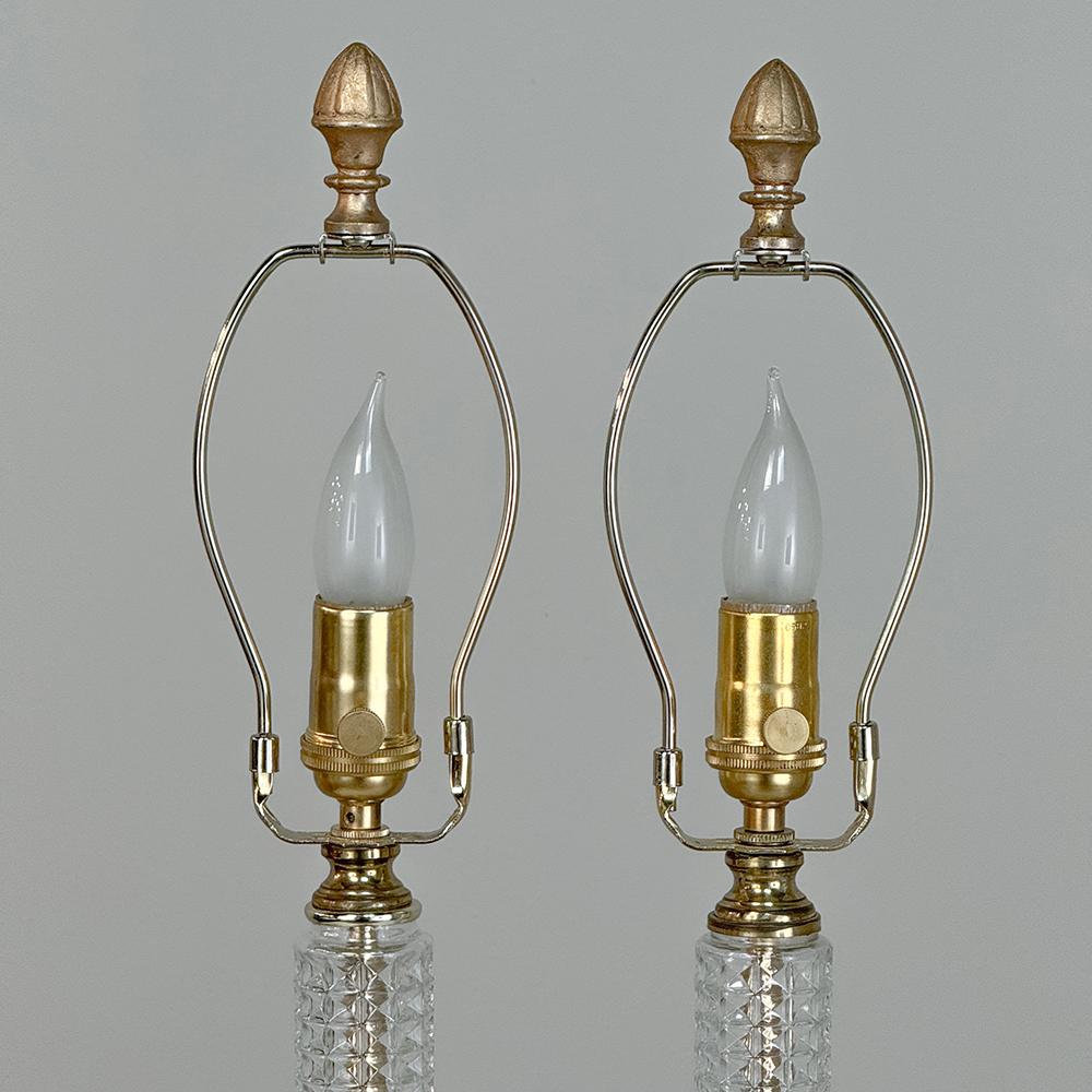 Laiton Paire de lampes de table néoclassiques du milieu du siècle en cristal taillé et laiton en vente