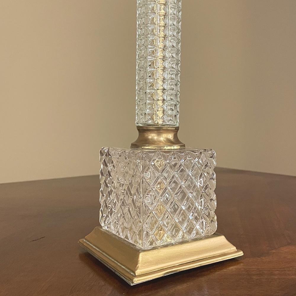 Paire de lampes de bureau néoclassiques du milieu du siècle en cristal taillé et laiton en vente 1